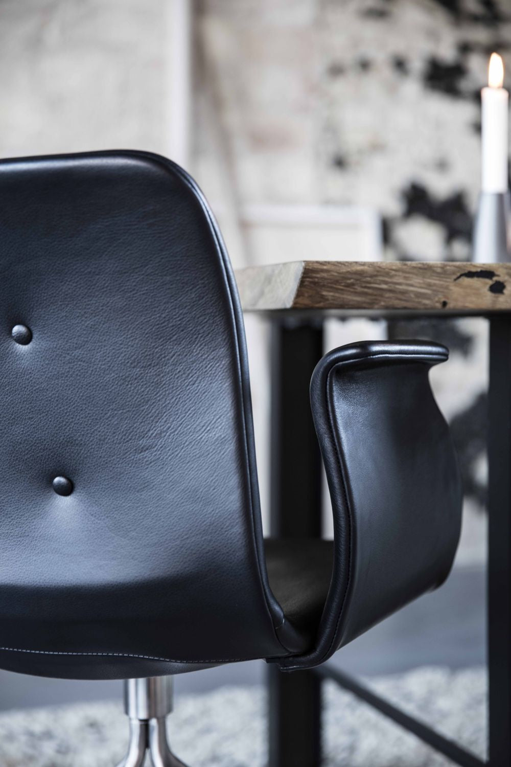 Ohnaná židle Hansen Primum s loketními opěrkami rám z nerezové oceli, černá zenso kůže