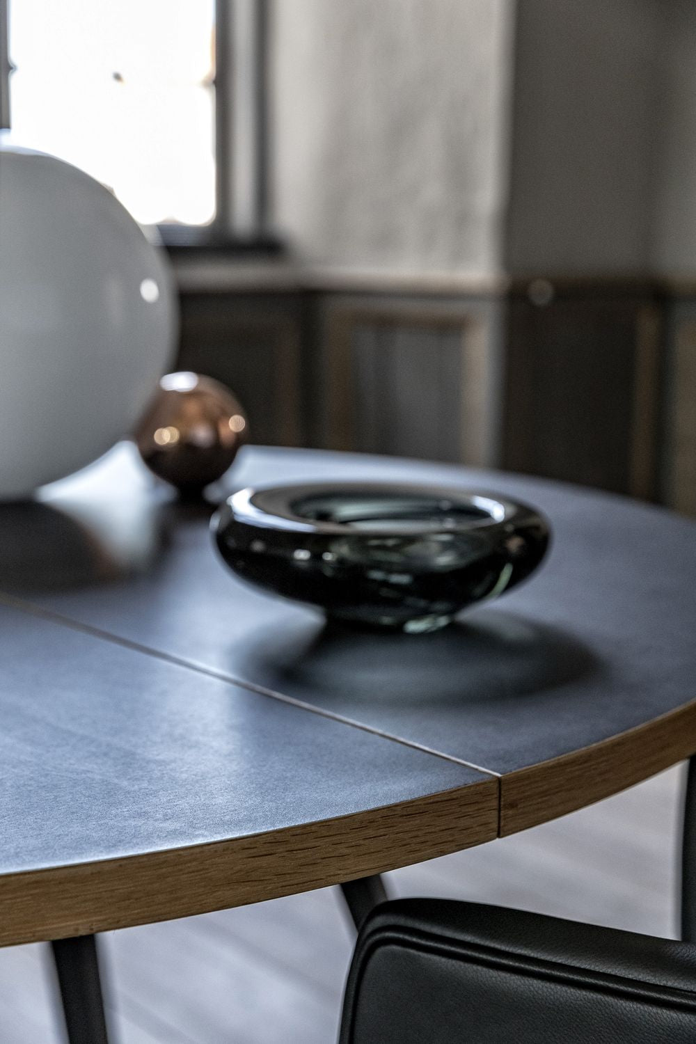 Stolní stůl Hansen Primum Bent Hansen, stolní nohy v černém práškovém oceli/desce v černé linoleu