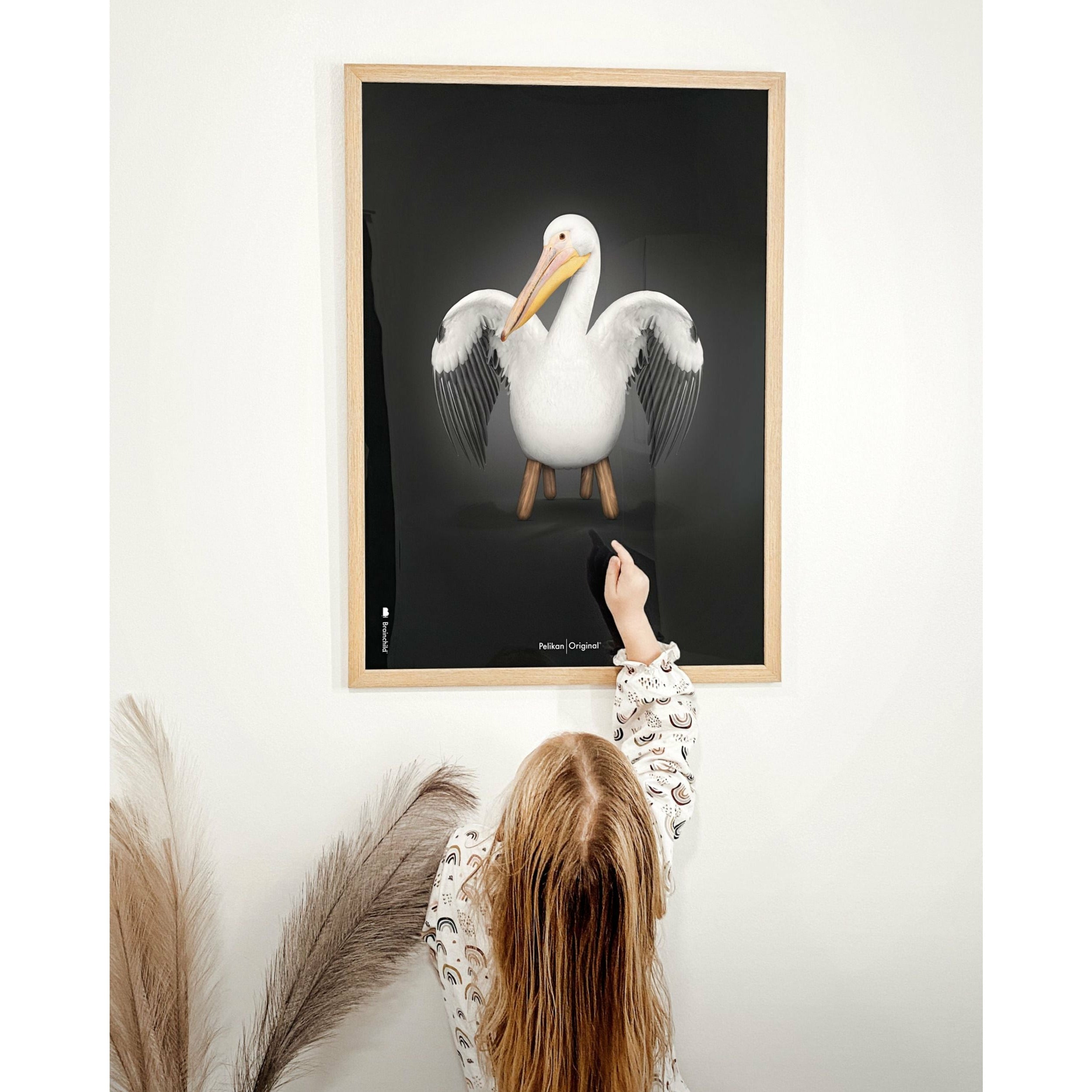 Brainchild Pelikan klasický plakát, rám vyrobený z lehkého dřeva 70x100 cm, černé pozadí