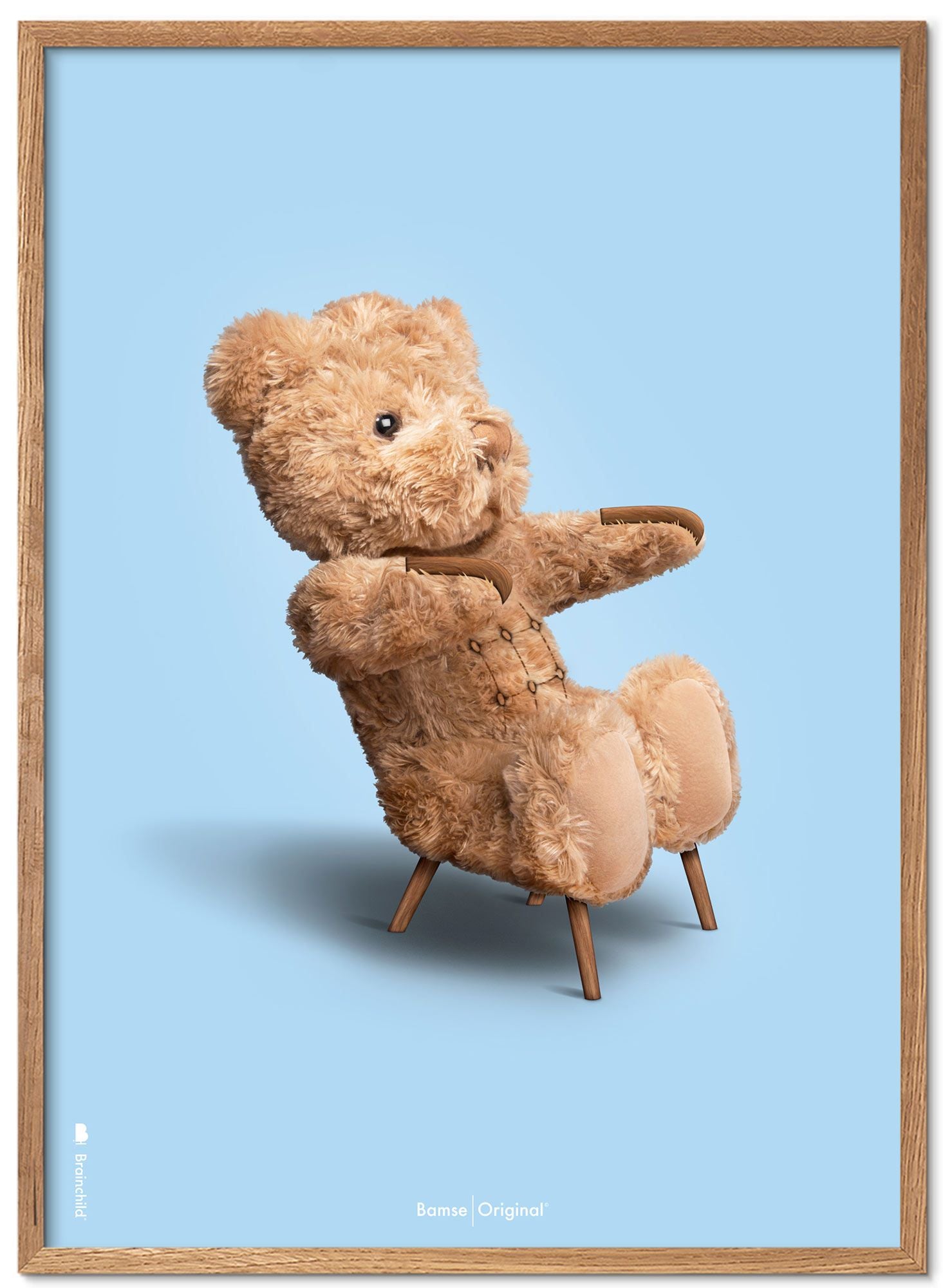 Brainchild Teddy Bear Classic plakát z plakátu vyrobený z světla dřeva 70x100 cm, světle modré pozadí