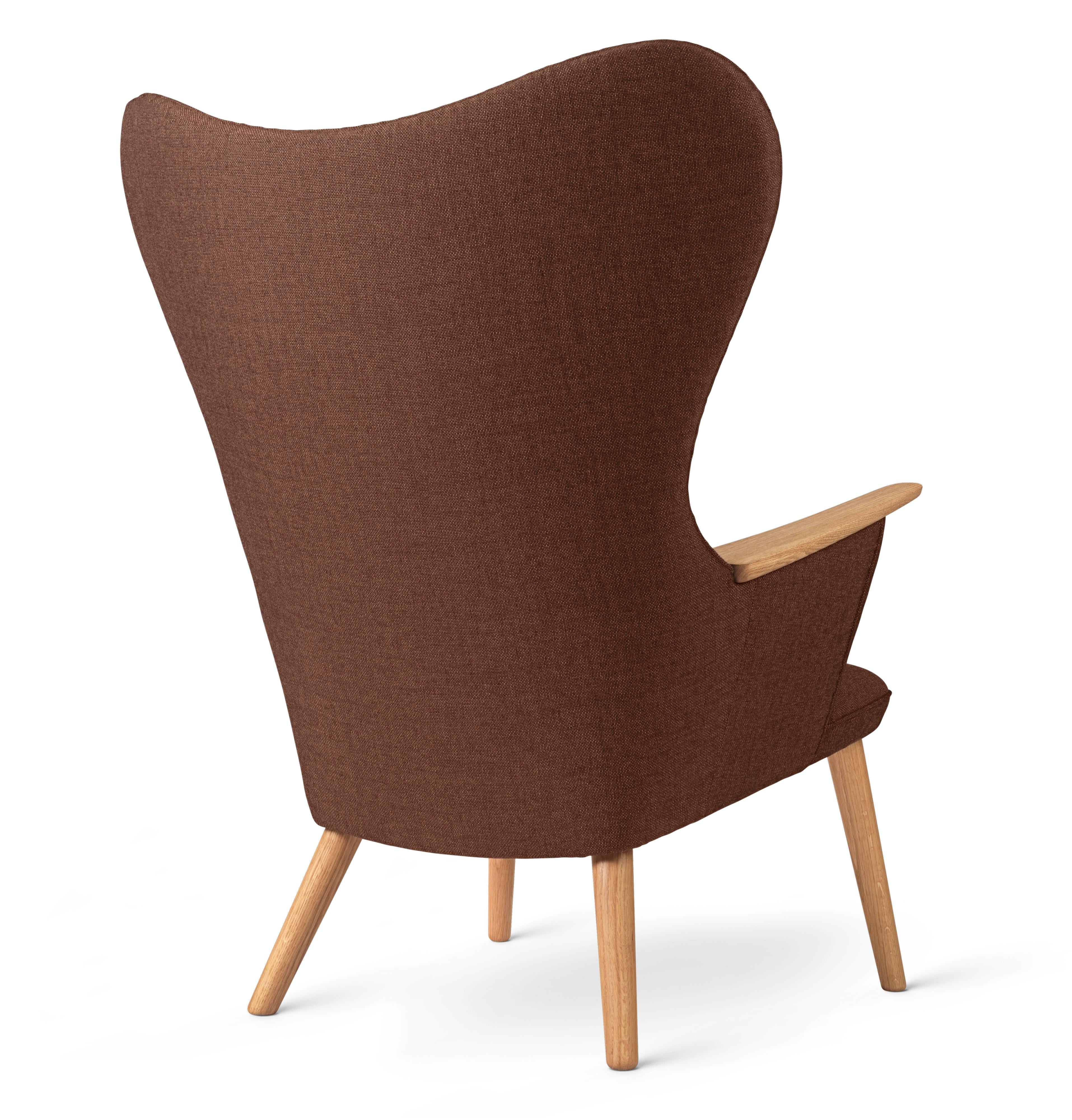 Carl Hansen CH78 Mama Bear Lounge Chair, Oak Otuled/Passion 7101