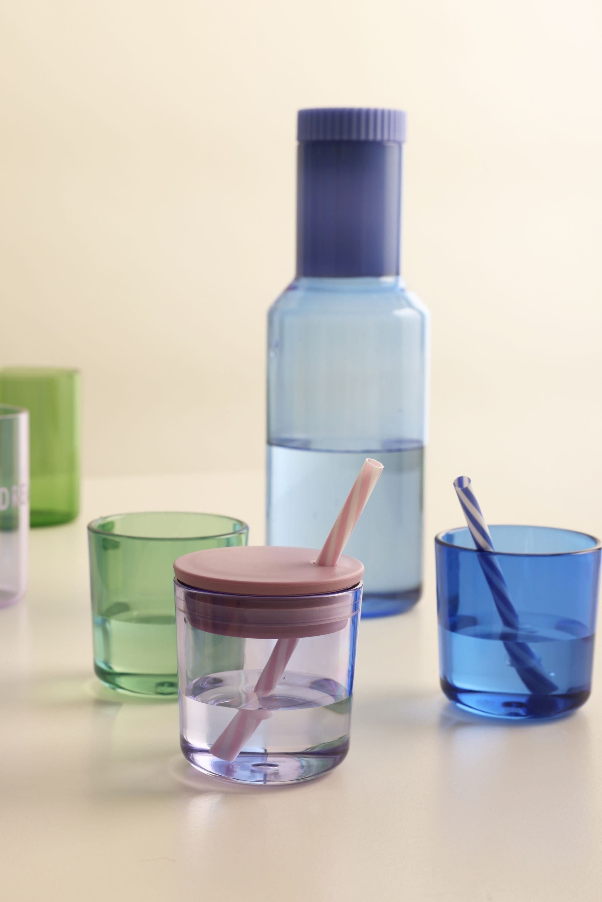 Konstrukční dopisy slámy víčka pro ekologické šálky a pití brýlí, fialová