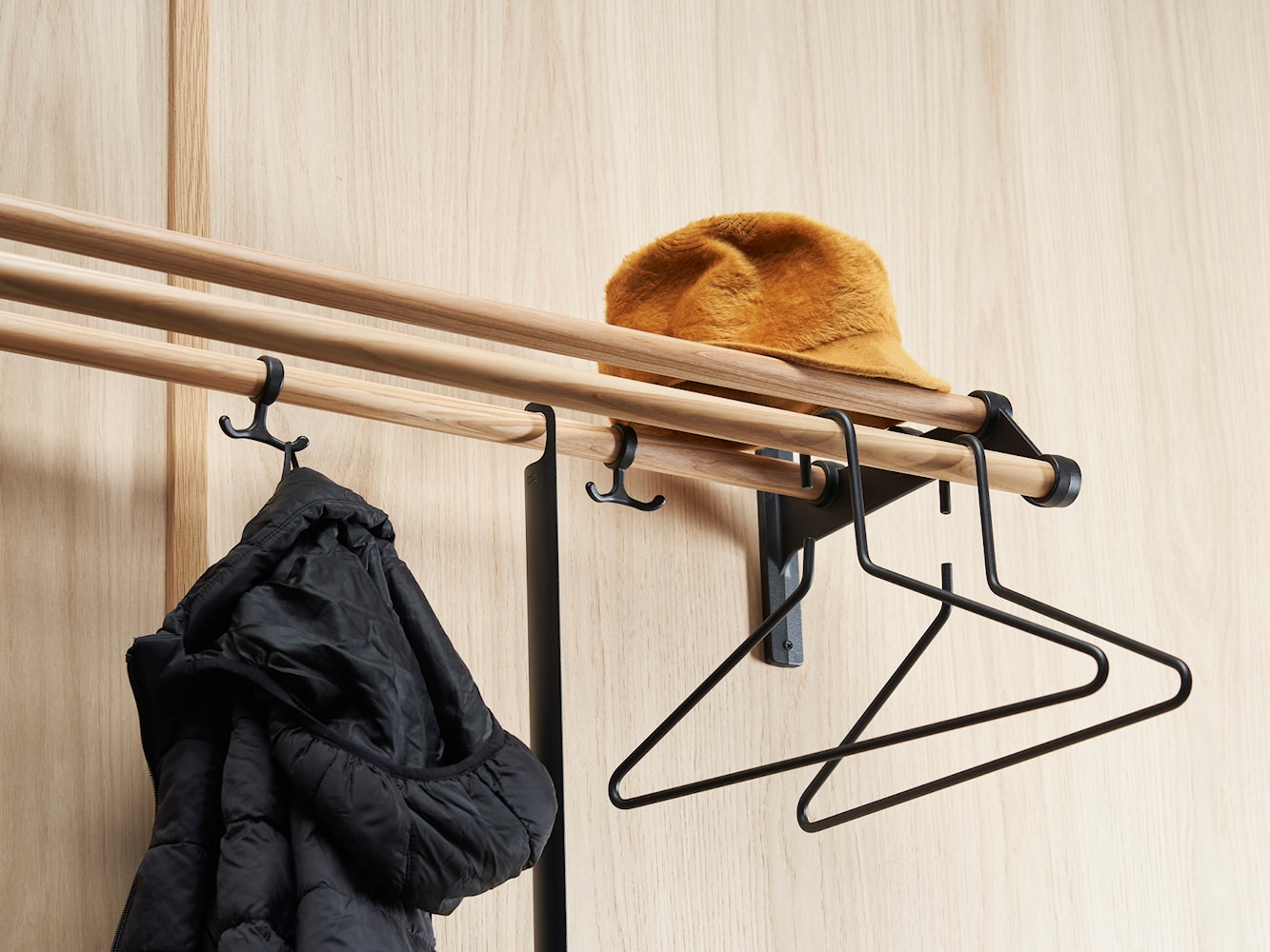 Essem Design Nostalgi 291 Hat Shelf Hliník, černá