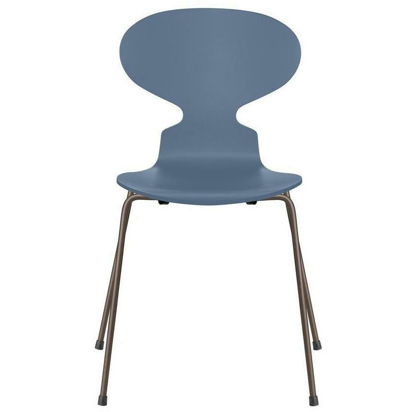 Fritz Hansen Ant Chair Lacquered Dusk Blue Shell, hnědá bronzová základna