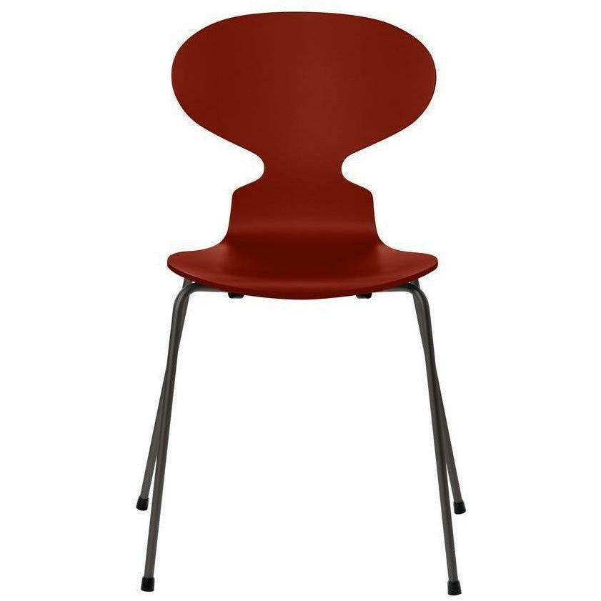 Fritz Hansen Ant židle lakované benátské červené skořápky, teplá grafitová základna