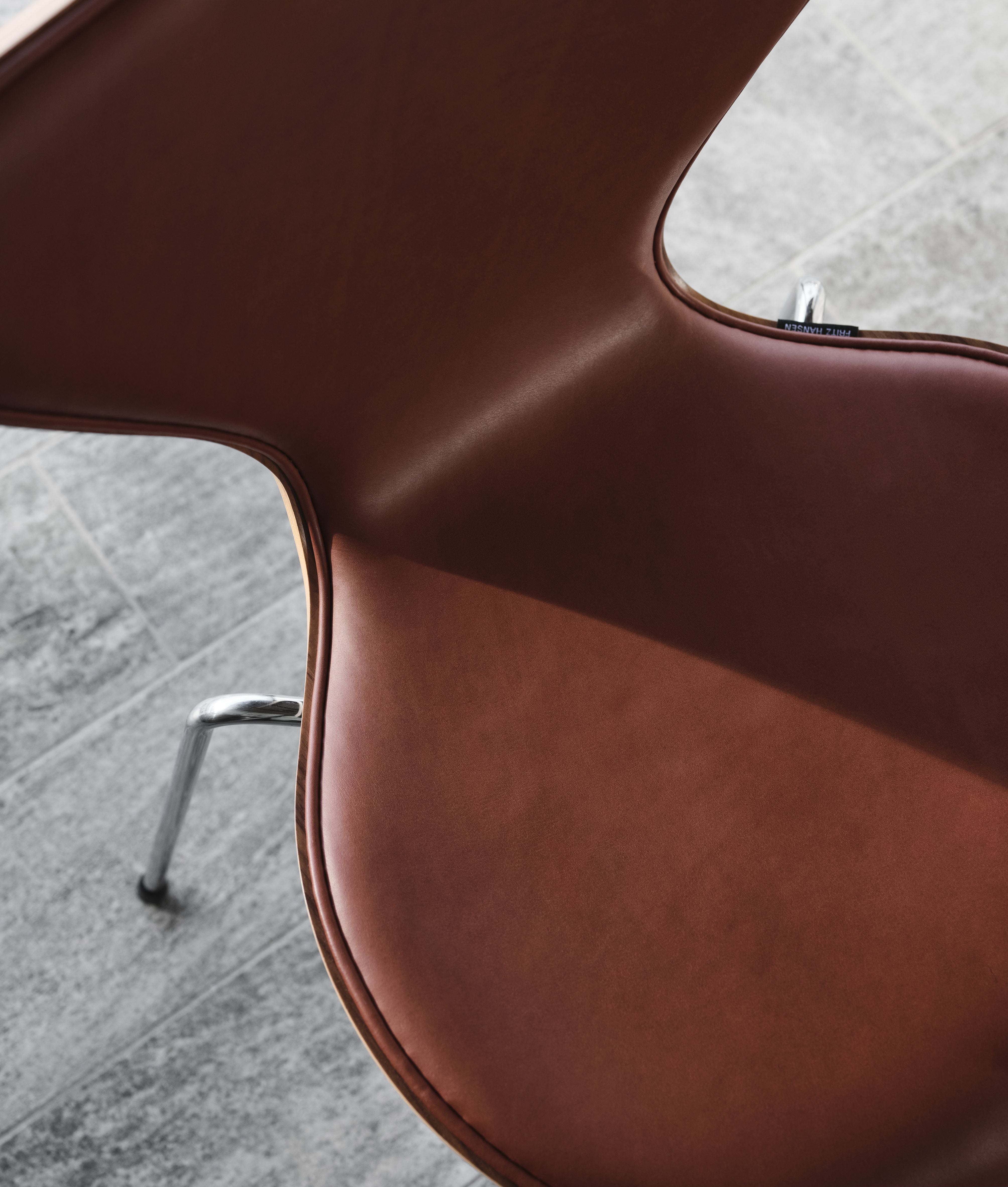 Křeška Fritz Hansen Series 7, kolekce výročí kožená kožená koláčka z Grace Chestnut Leather