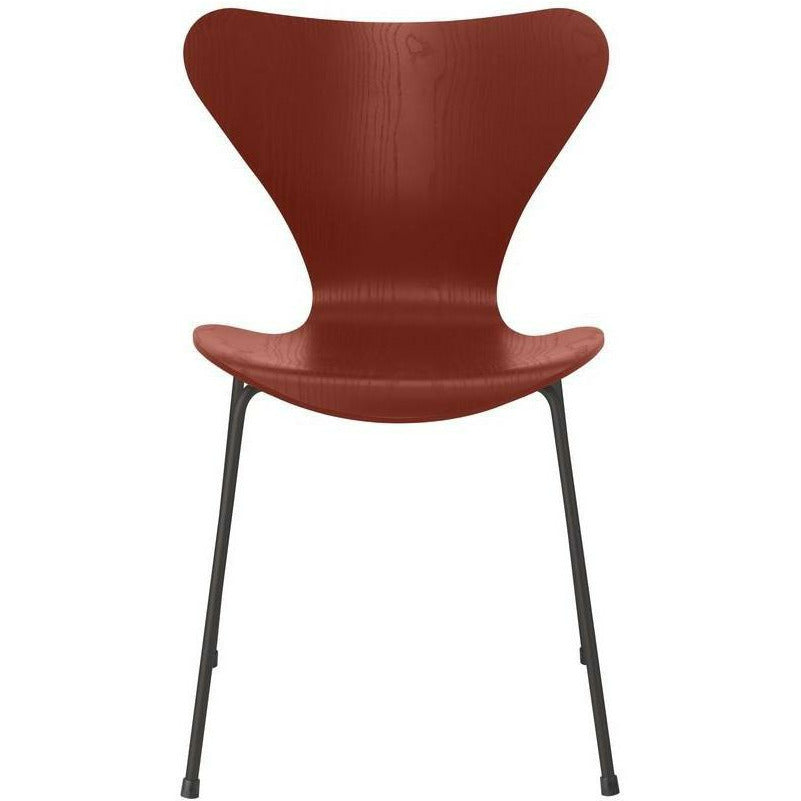 Fritz Hansen Series 7 židle obarvená popel Benátská červená mísa, teplá grafitová základna