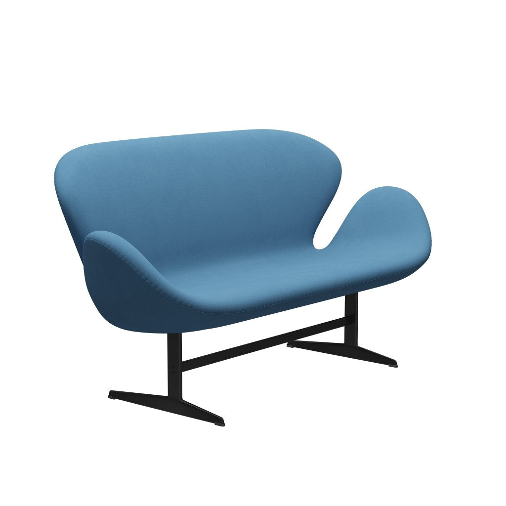 Fritz Hansen Swan Sofa 2 Seater, černý lak/pohodlí světle modrá (01124)