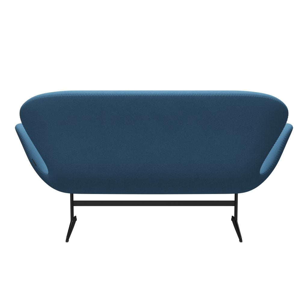 Fritz Hansen Swan Sofa 2 Seater, černý lak/pohodlí světle modrá (01124)