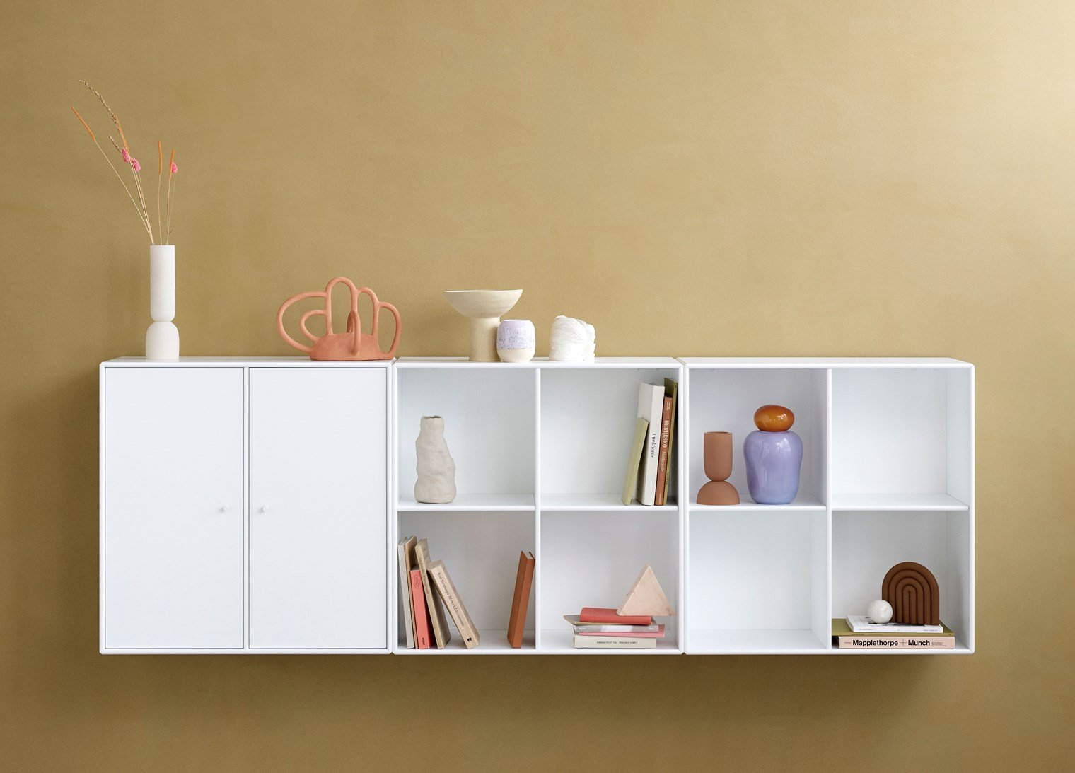 Montana Show Bookcase With Legs, Shadow/Brass