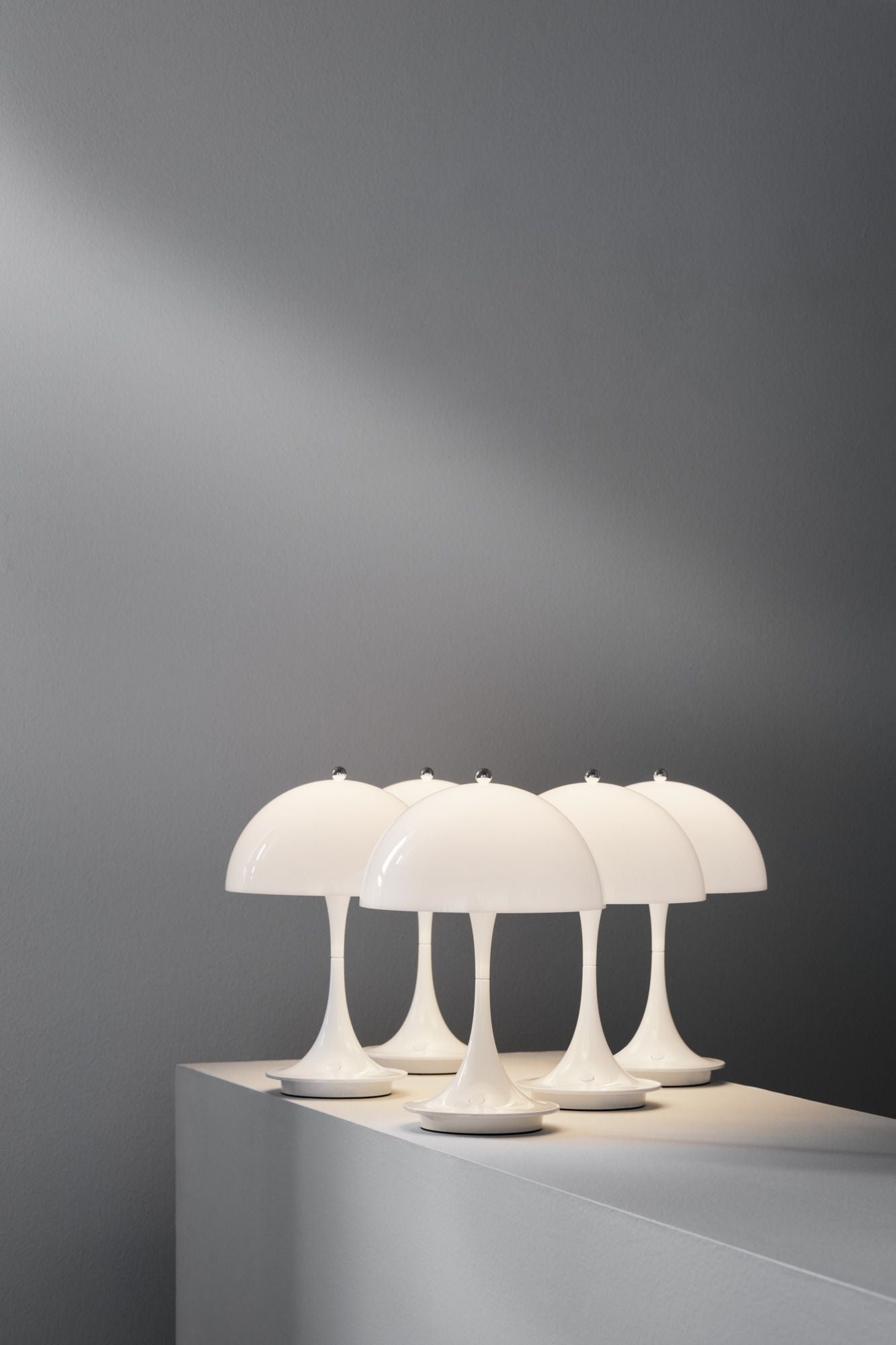Louis Poulsen Panthella 160 Přenosná stolní lampa LED 27 K v2, bílá