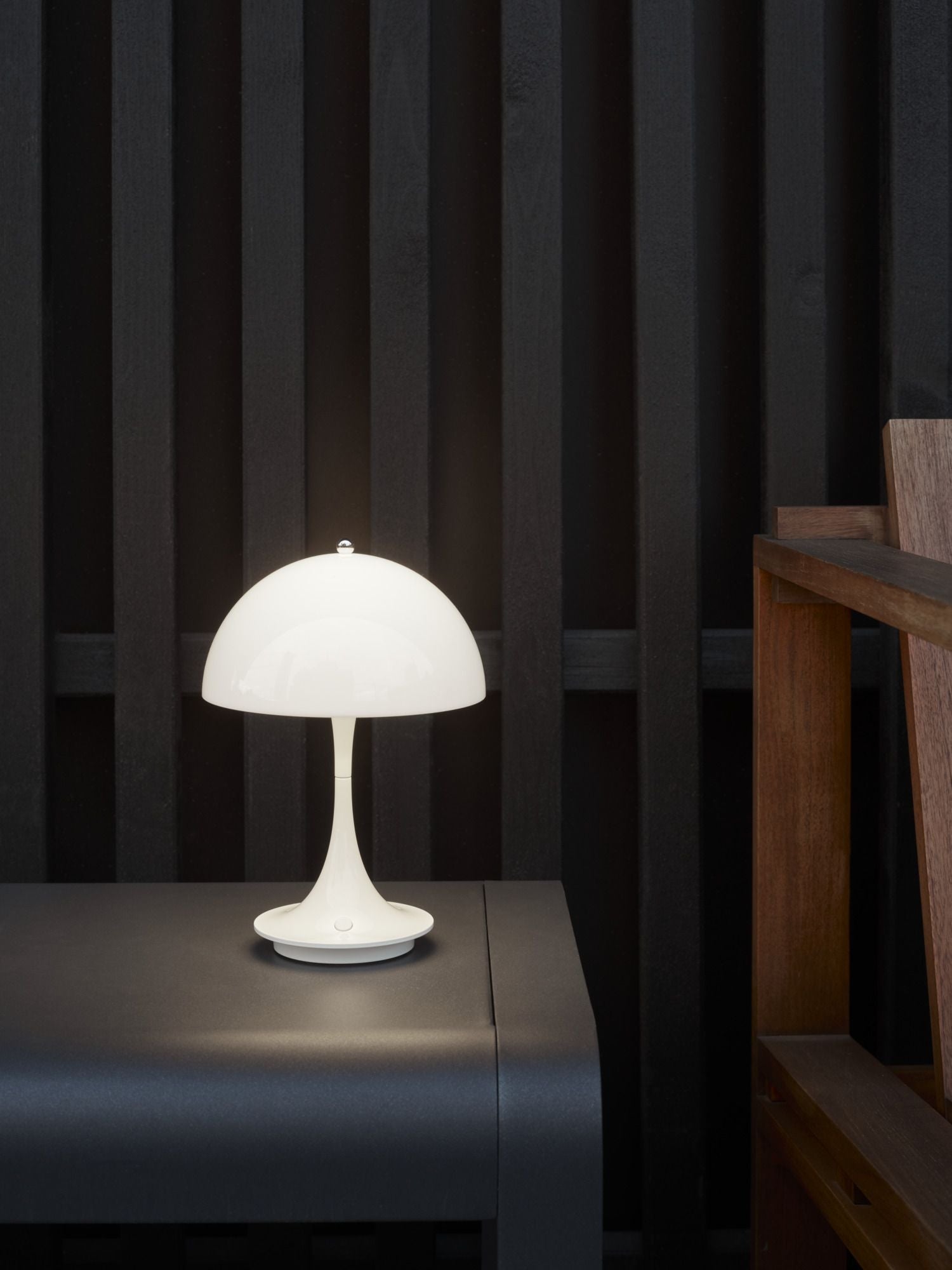 Louis Poulsen Panthella 160 Přenosná stolní lampa LED 27 K v2, bílá