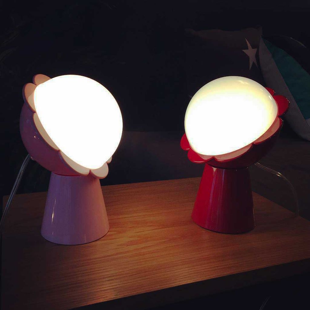 Qeeboo daisy stolní lampa od Nika Zupanc, růžová