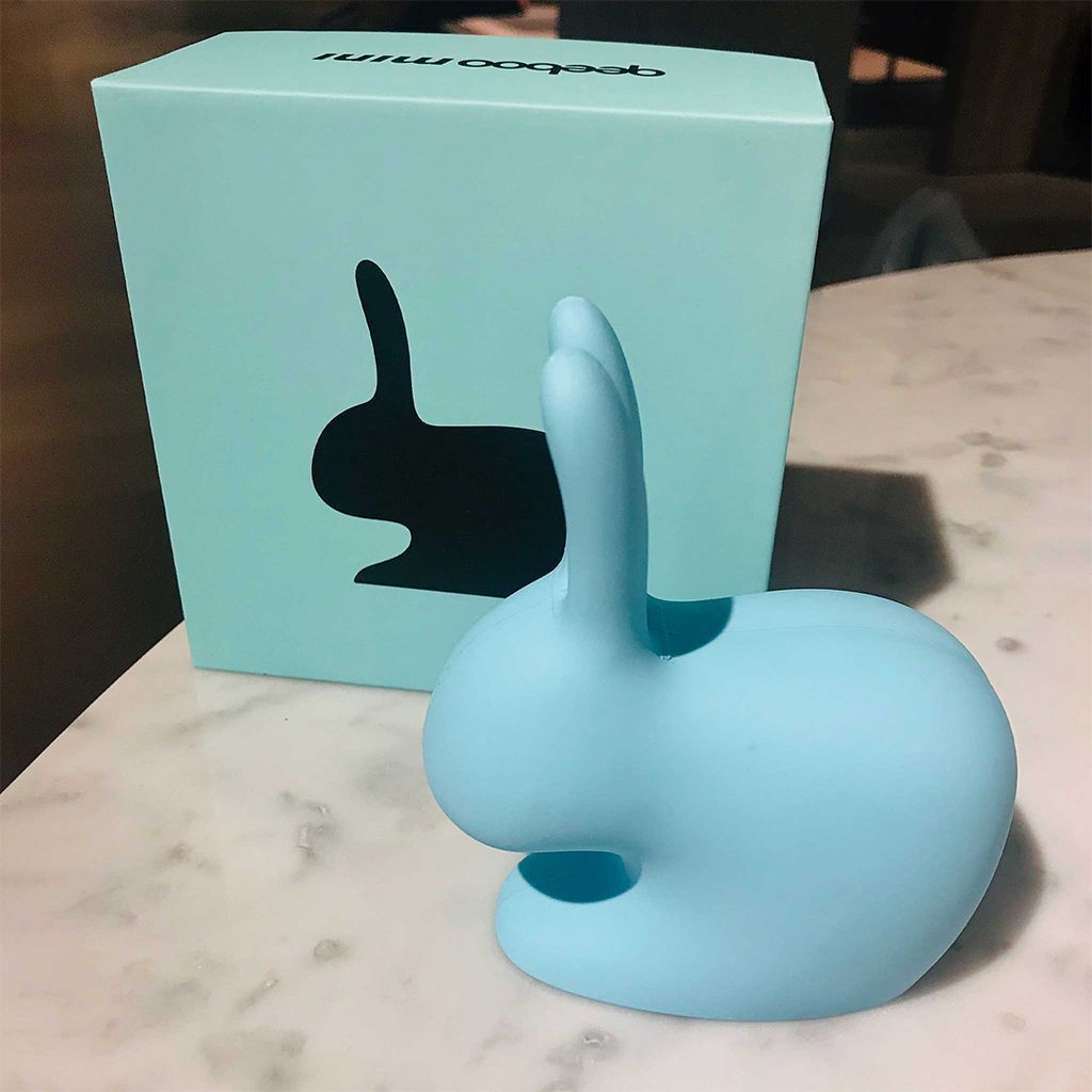 Qeeboo králičí mini přenosná nabíječka, modrá