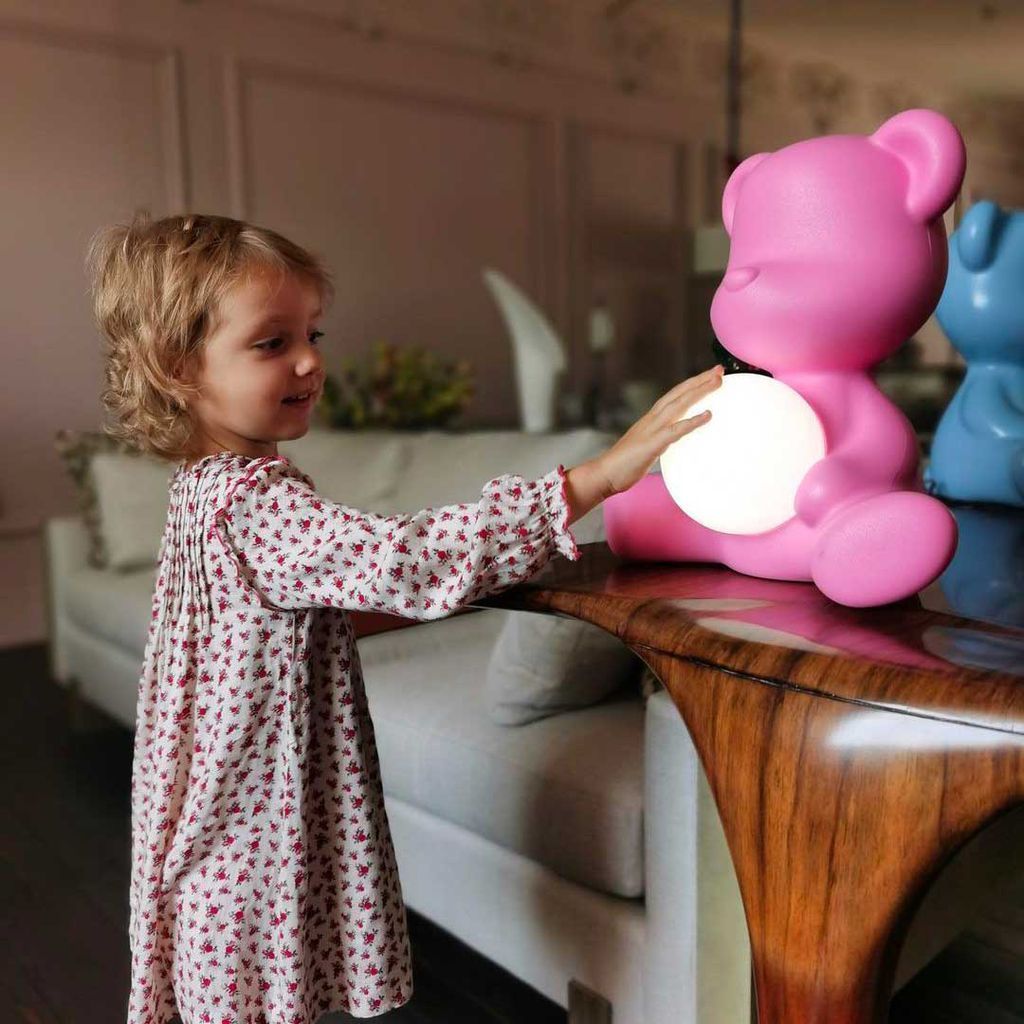 Qeeboo Teddy Girl LED dobíjecí stolní lampa, Fuxia