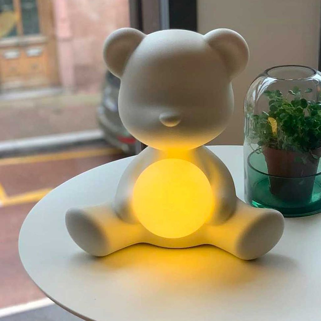 Qeeboo teddy dívka vedla dobíjecí stolní lampa, fialová