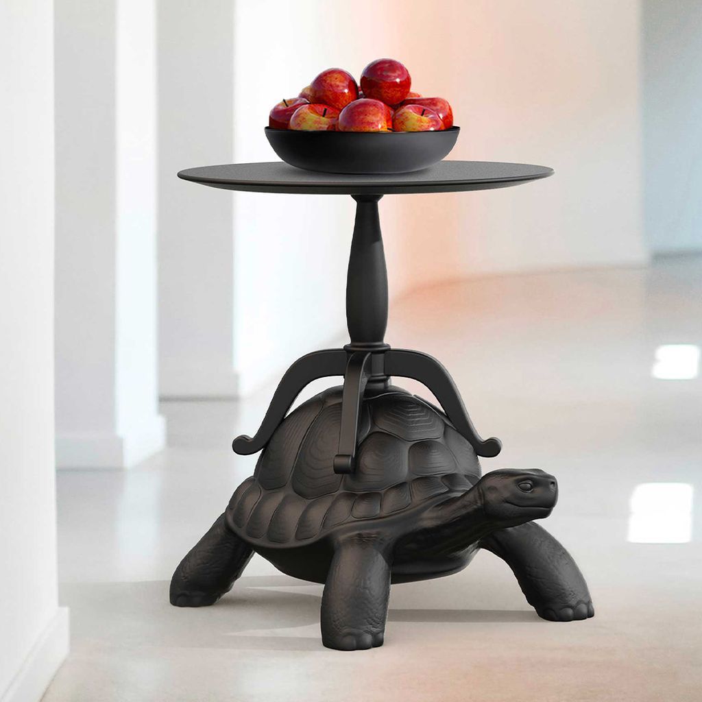Želva Qeeboo nosí konferenční stolek, černá