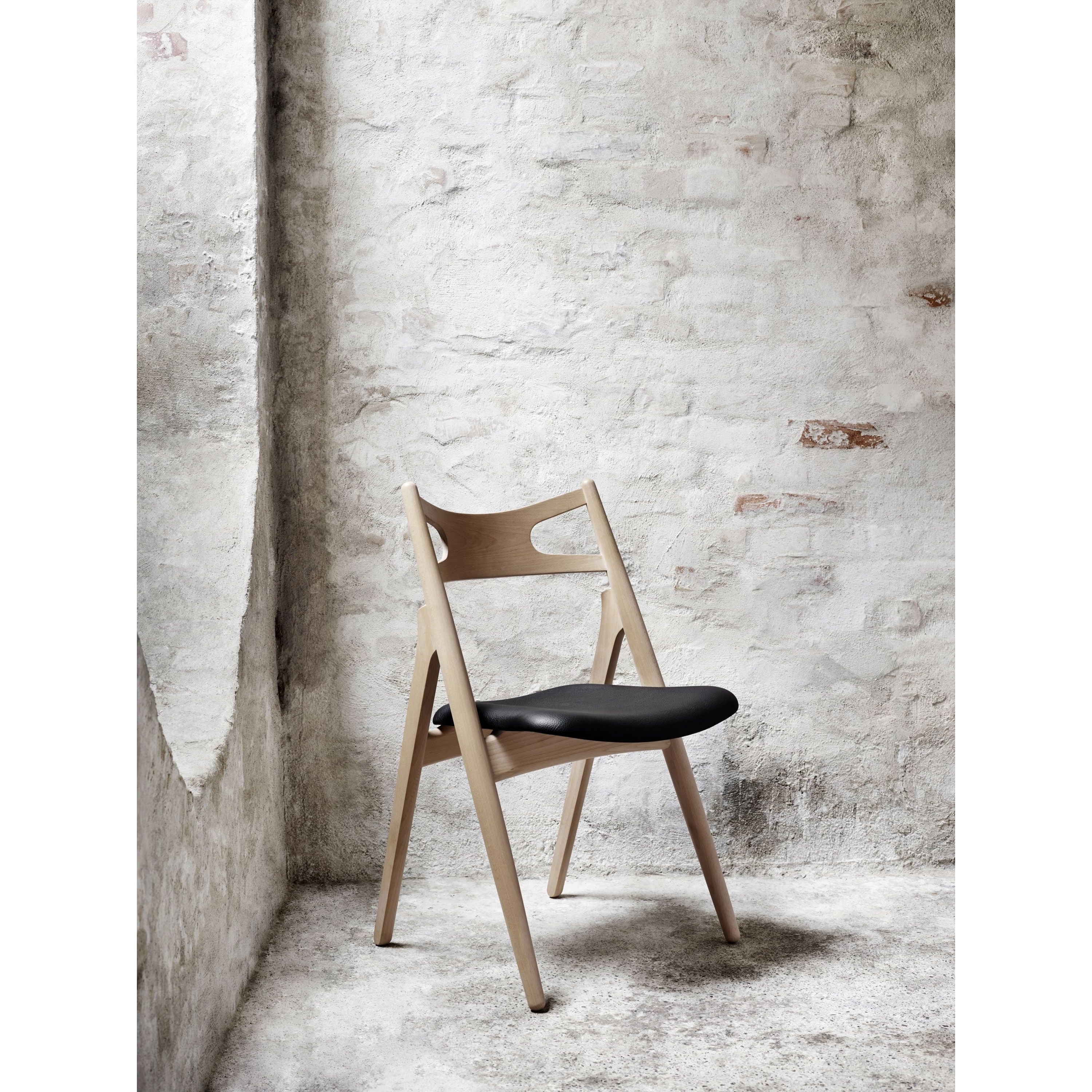 Carl Hansen Ch29 P Chair White Oil Oak/Black Leather