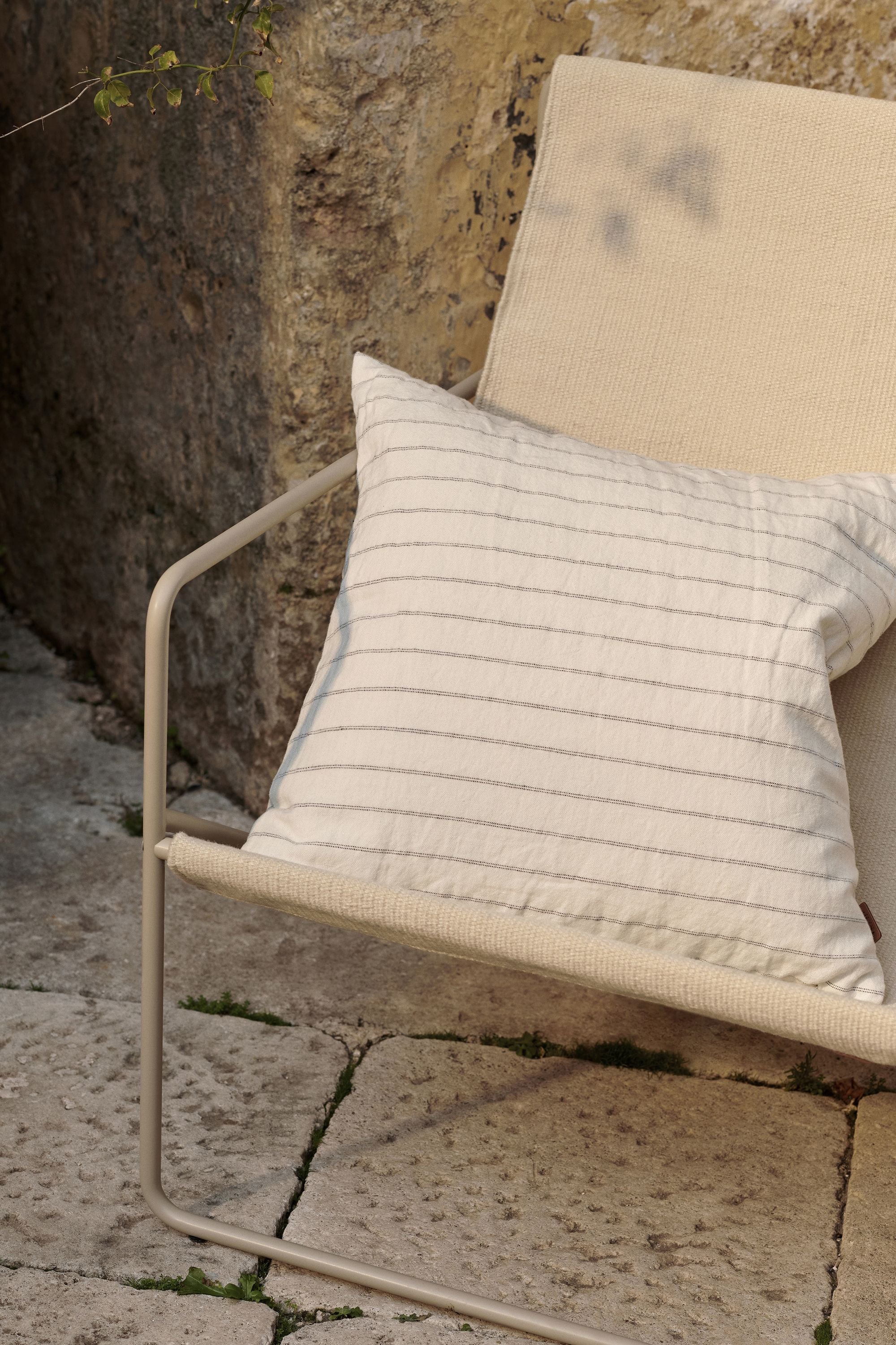 Ferm Living Grand Cushion, z bílé/čokolády