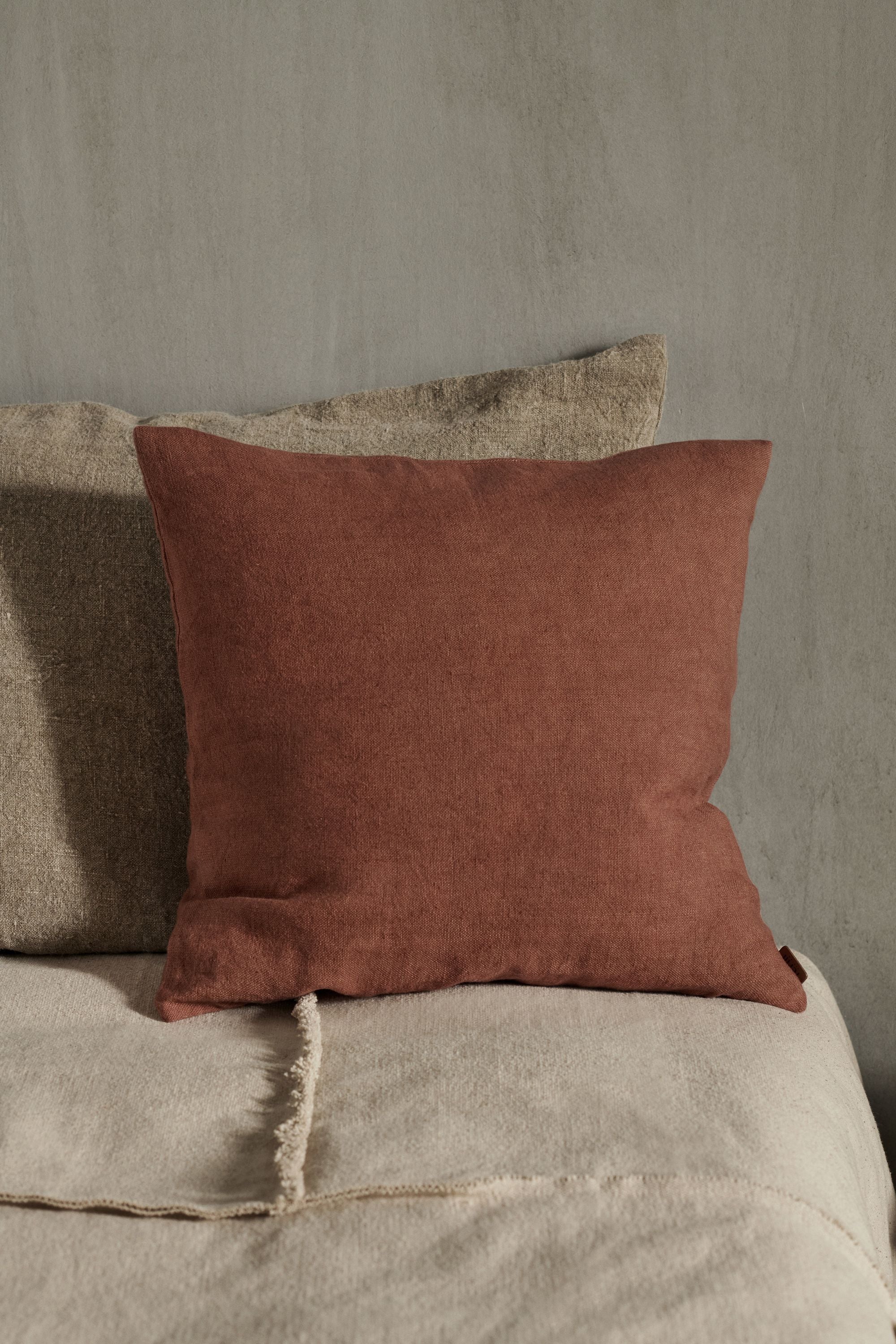 Ferm Living Heavy Linen polštář, Berry Red