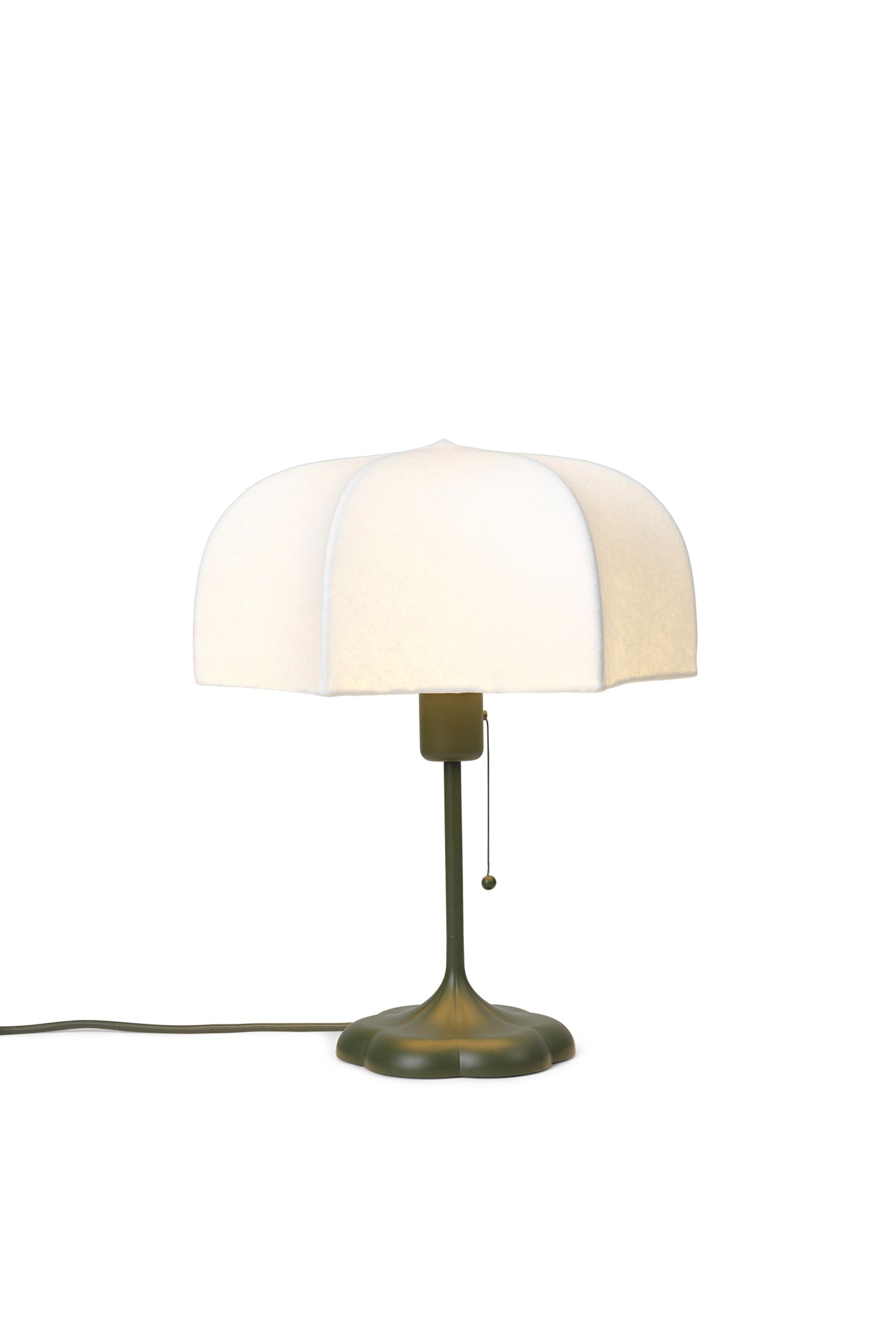 Ferm Living Báseň stolní lampa, bílá/tráva zelená