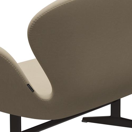 Fritz Hansen Swan Sofa 2 Seater, hnědý bronzový/pohodlný písečný světlo (61002)