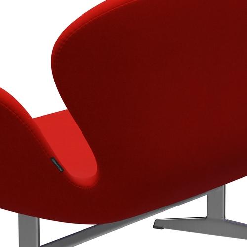 Fritz Hansen Swan Sofa 2 Seater, saténový kartáčovaný hliník/Divina Red (562)