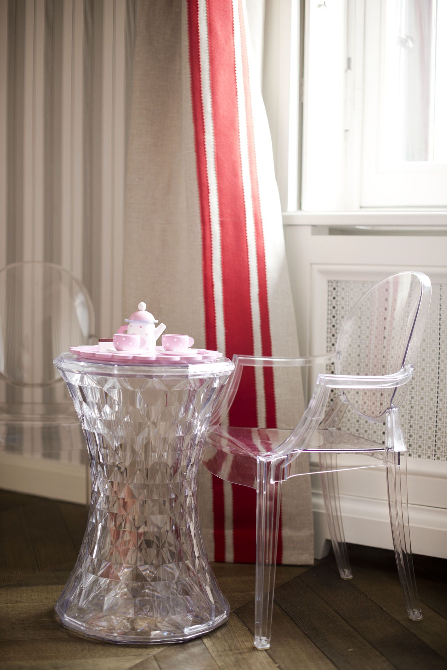 Kartell Lou Lou Ghost Chair, je to holka