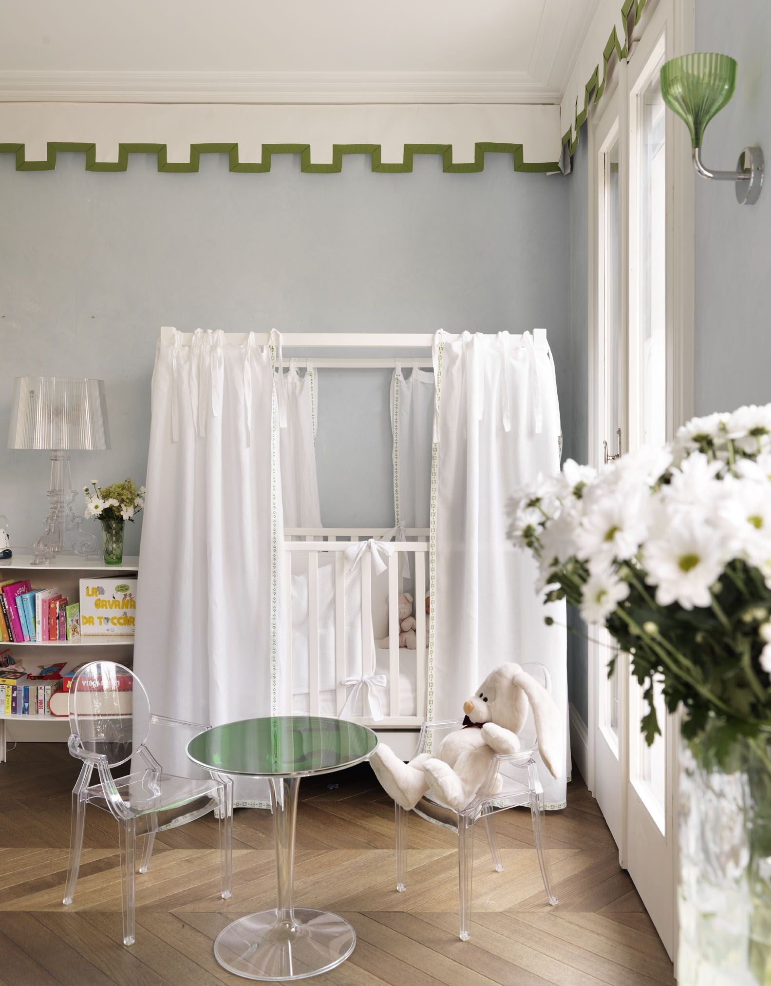 Kartell Lou Lou Ghost Chair, je to holka