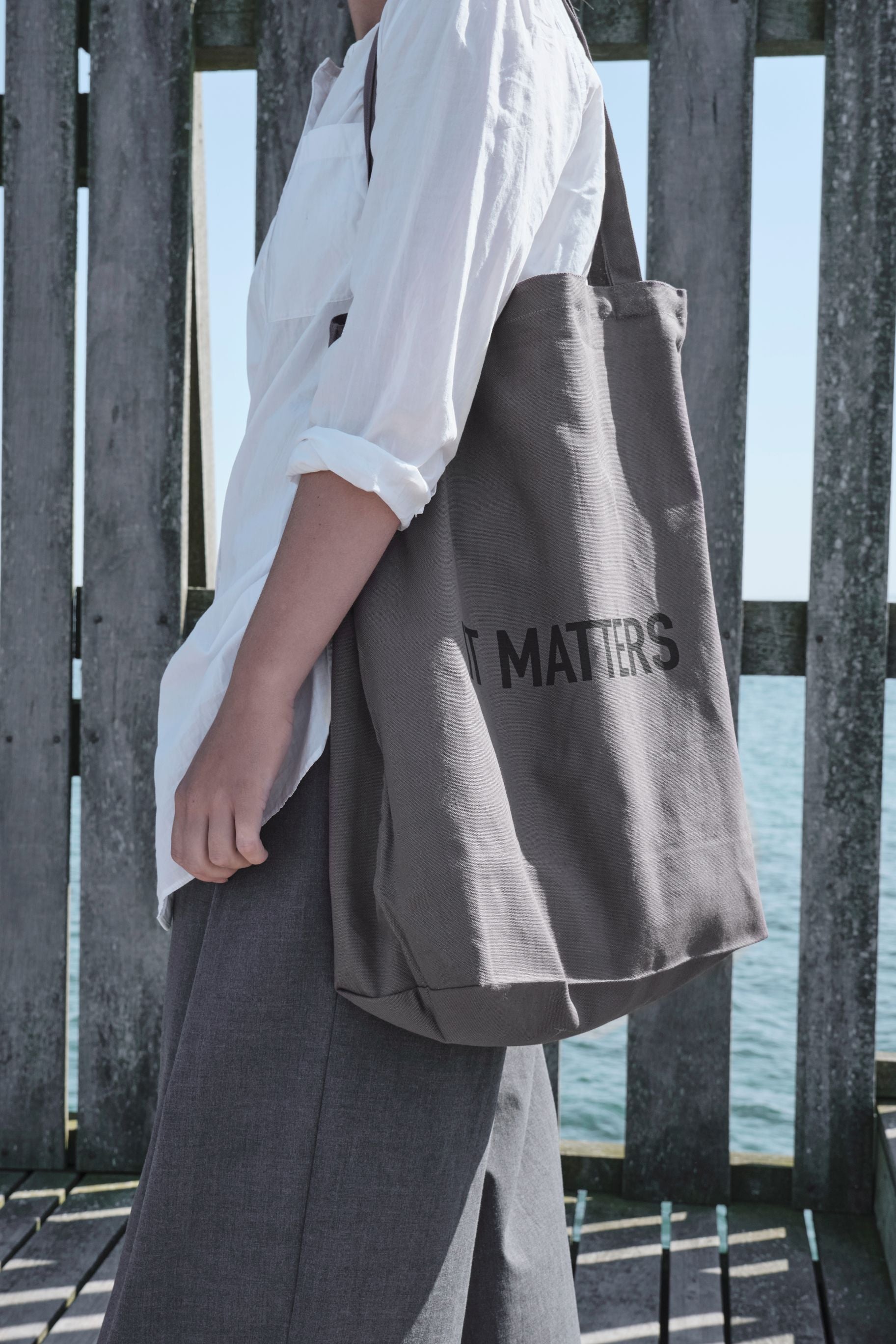 Taška The Organic Company It Matters Bag, tmavě šedá