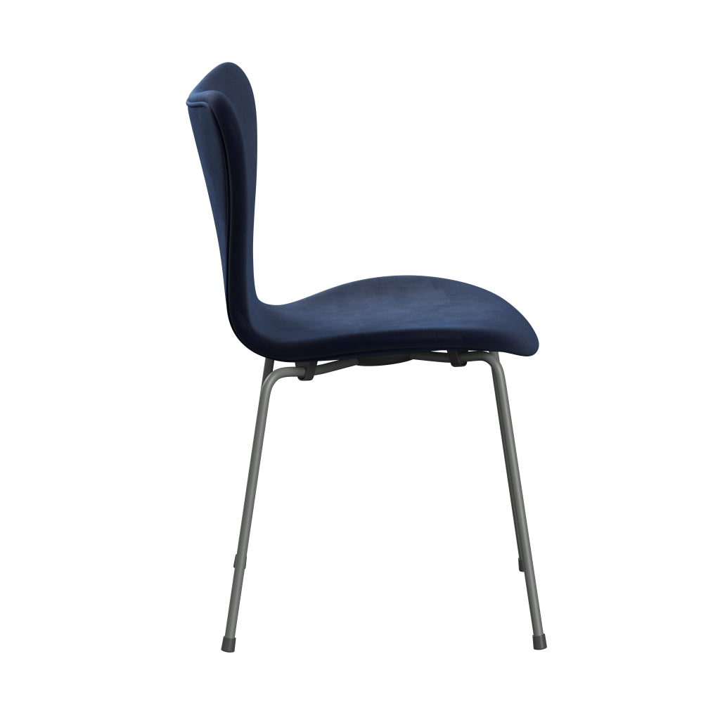 Fritz Hansen 3107 židle plné čalounění, stříbrná šedá/Belfast Velvet Midnight Blue