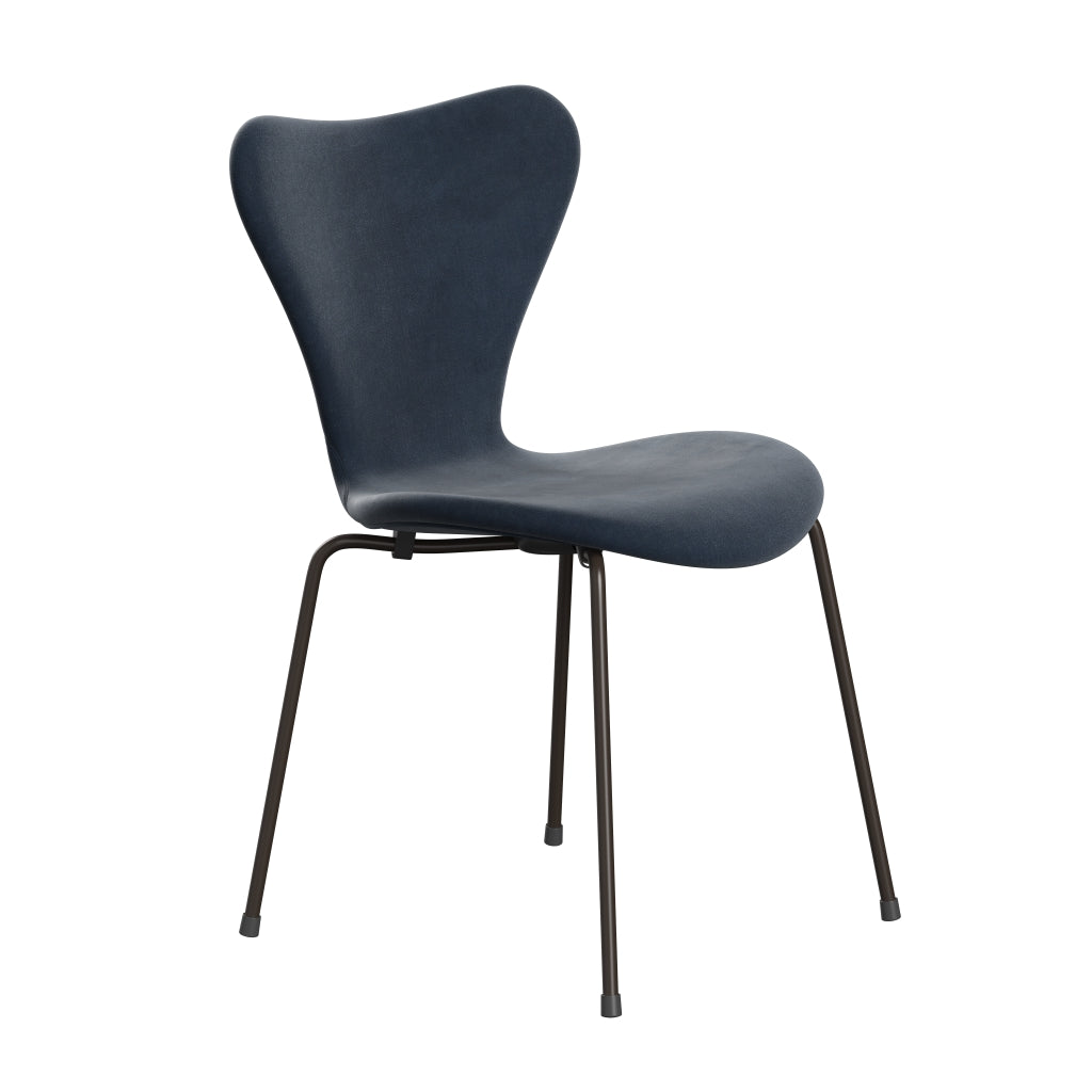 Fritz Hansen 3107 židle plné čalounění, hnědý bronz/Belfast Velvet Grey Blue