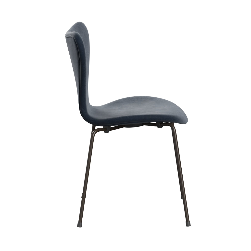 Fritz Hansen 3107 židle plné čalounění, hnědý bronz/Belfast Velvet Grey Blue