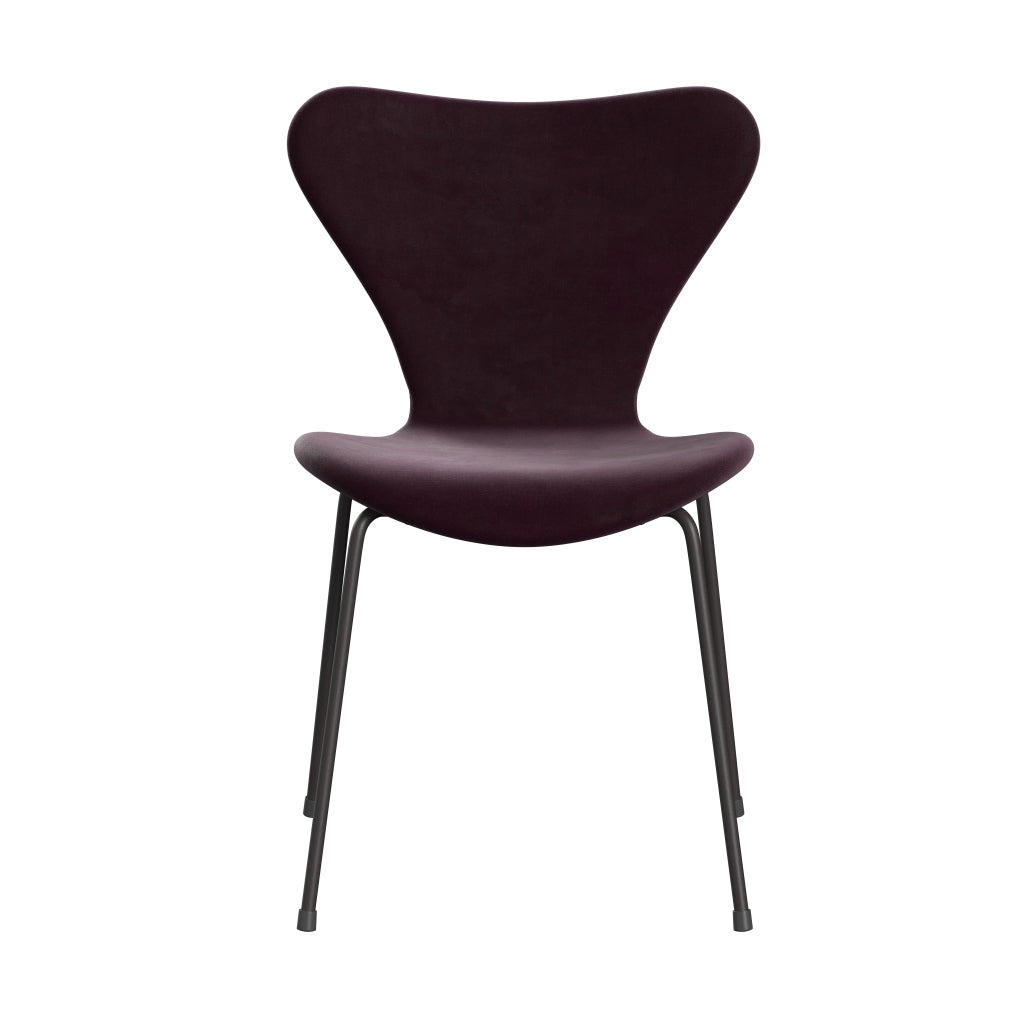 Fritz Hansen 3107 židle plné čalounění, teplý grafit/Belfast Velvet Dark Plum