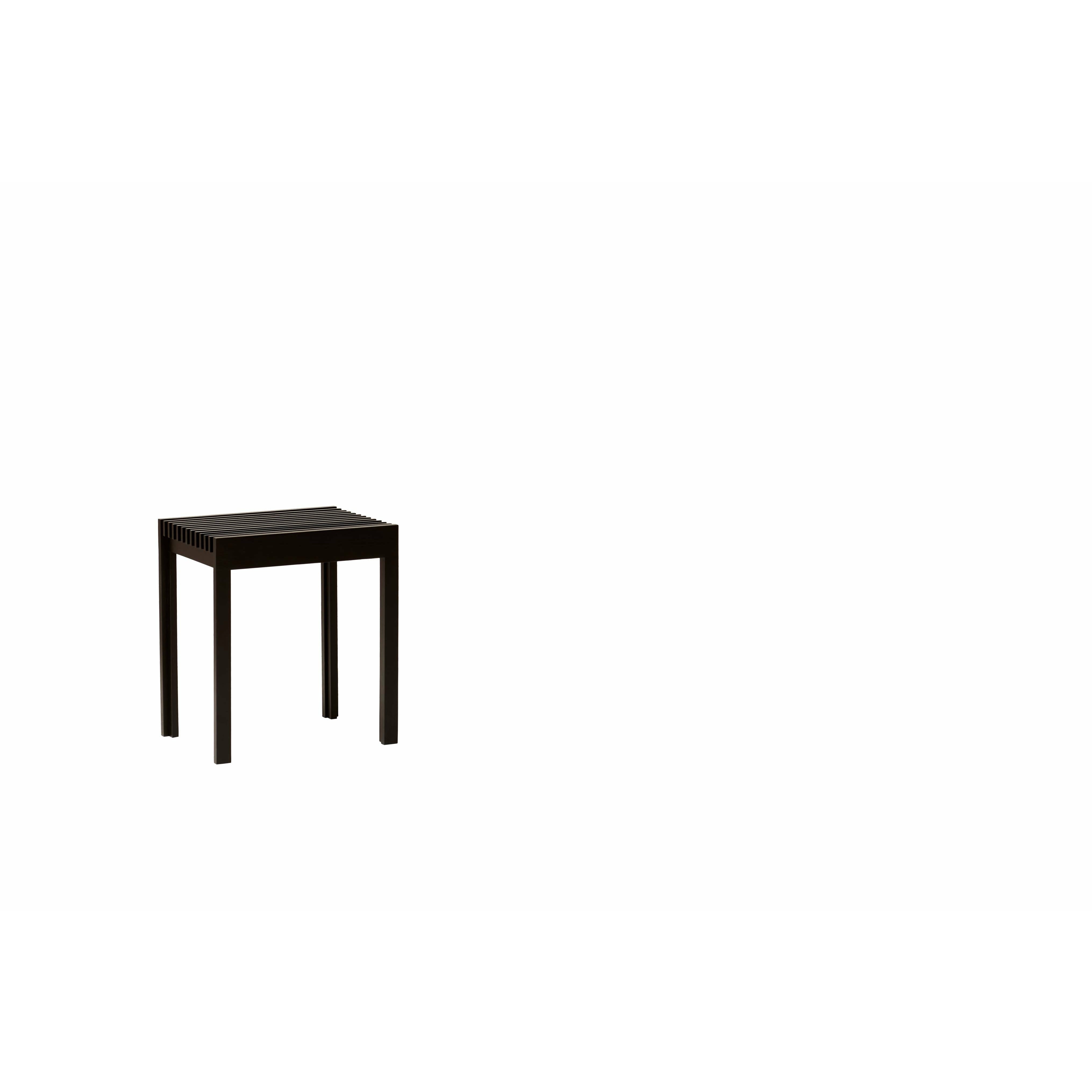 Form & Refine Lehká stolička. Černý obarvený dub