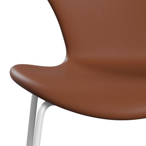 Fritz Hansen 3107 Židle plné čalounění, bílé/měkké koňak