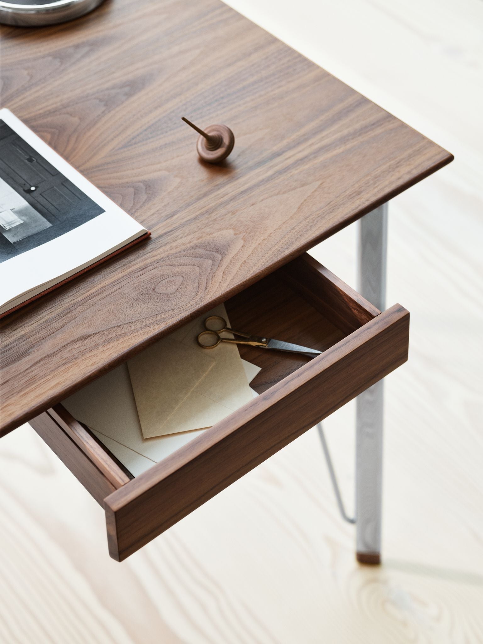 Fritz Hansen FH3605 Desk se zásuvka, chrome/ořech lakované