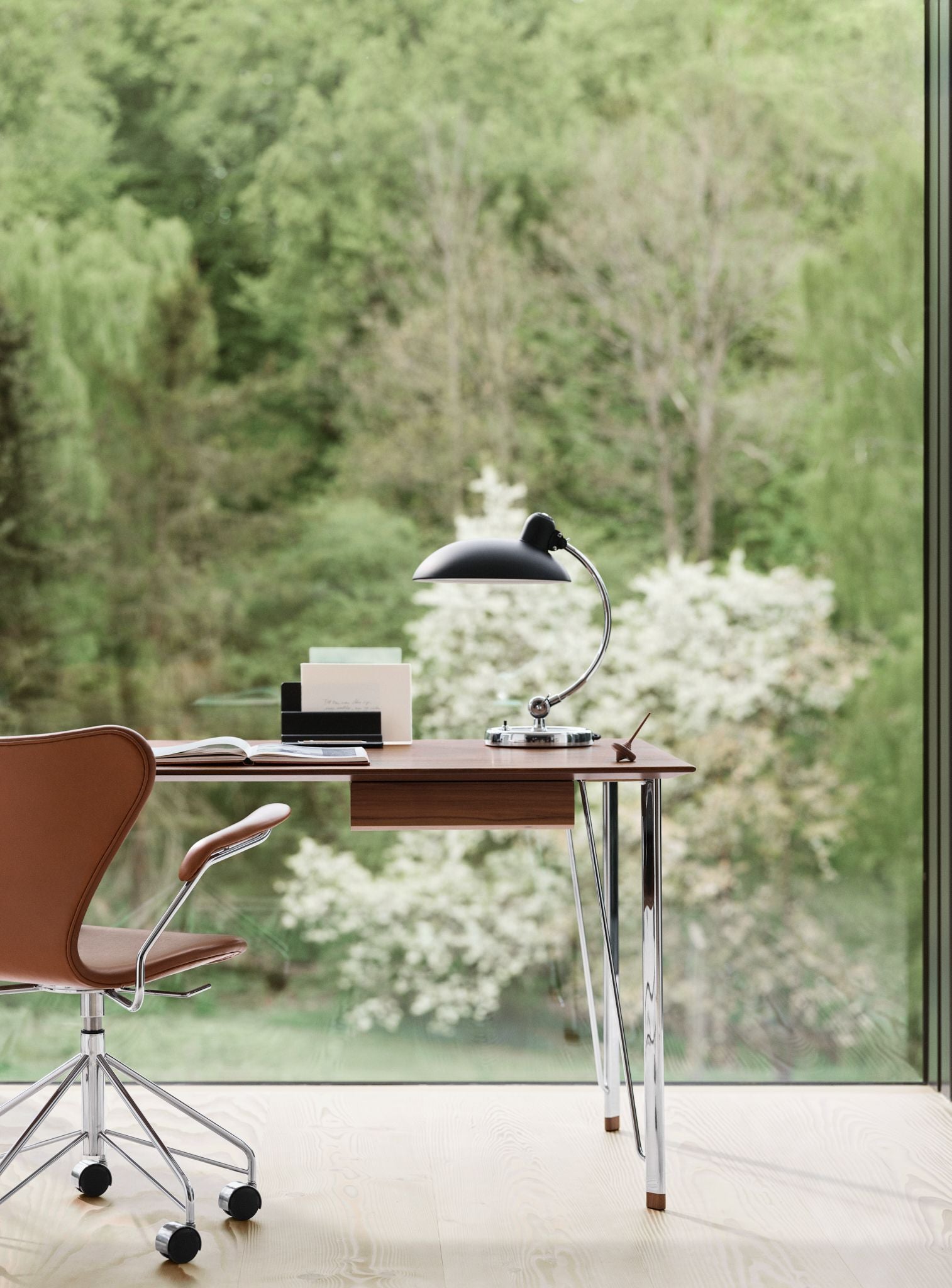 Fritz Hansen FH3605 Desk se zásuvka, chrome/ořech lakované