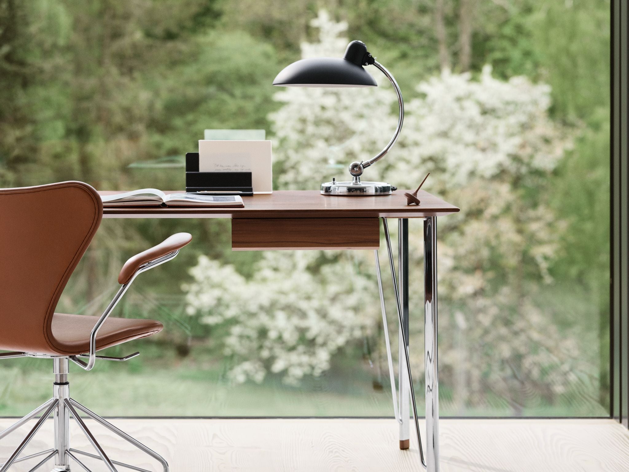 Fritz Hansen FH3605 Desk se zásuvka, chrome/ořech lakované