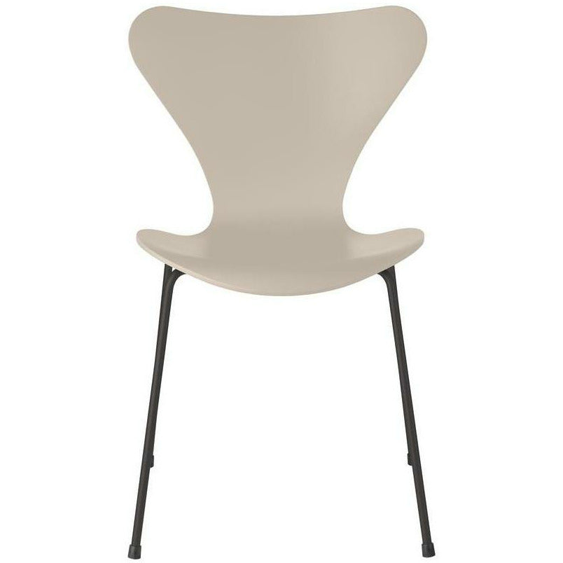 Fritz Hansen Series 7 židle Lacquered Light Beige Shell, teplá grafitová základna