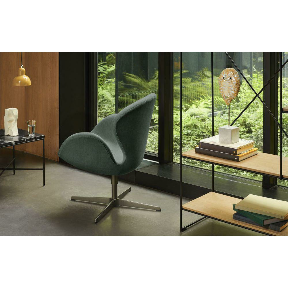 Fritz Hansen Svanen Lounge Chair Leather, černá/esenciální tmavě hnědá