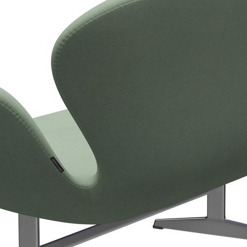 Fritz Hansen Swan Sofa 2 Seater, satén kartáčovaný hliník/tonus máta zelená