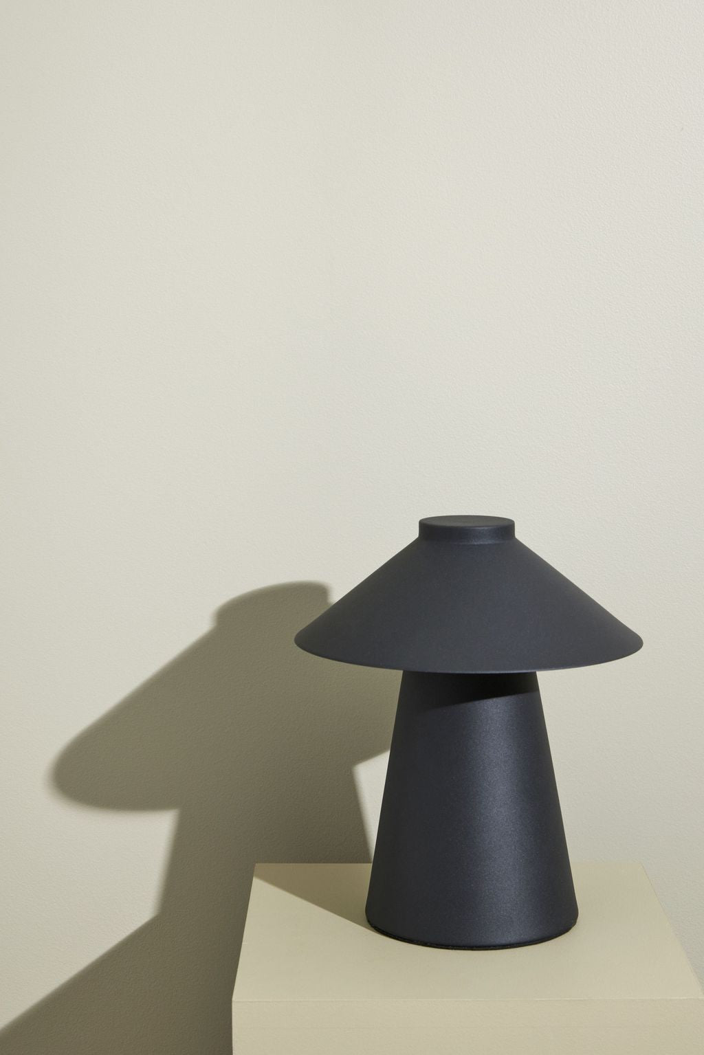 Hübsch Chipper stolní lampa, černá