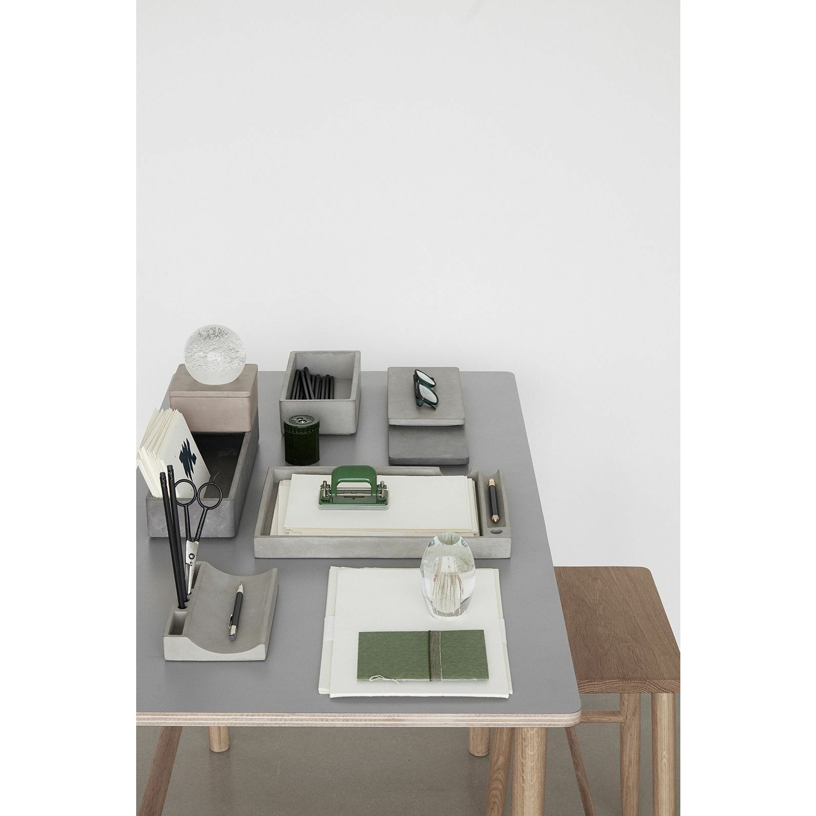 Hübsch pile stolní složka cement, 35x24x3 cm