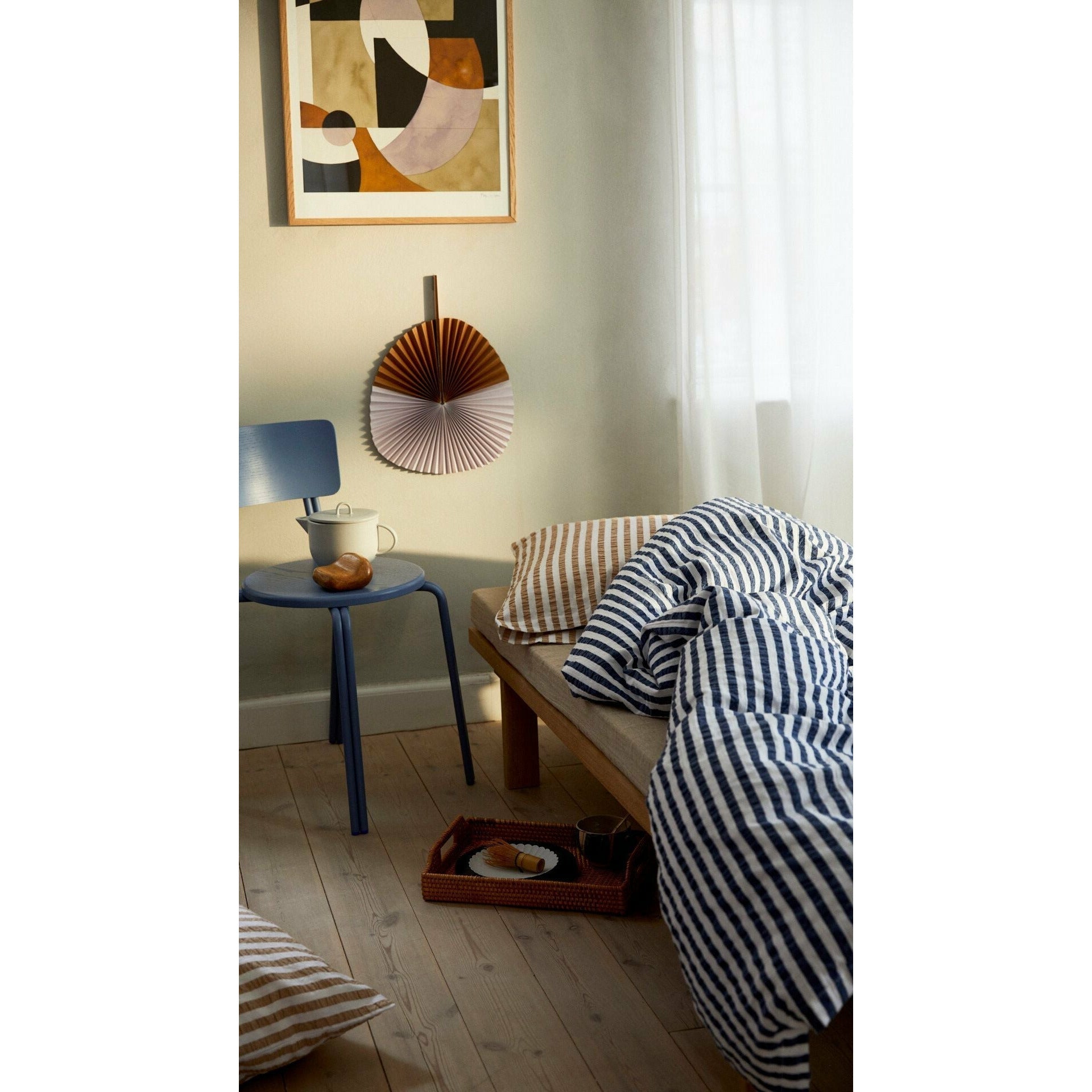 JUNA Bæk & Bølge Lines Lož ložnice 140x220 cm, tmavě modrá/bílá