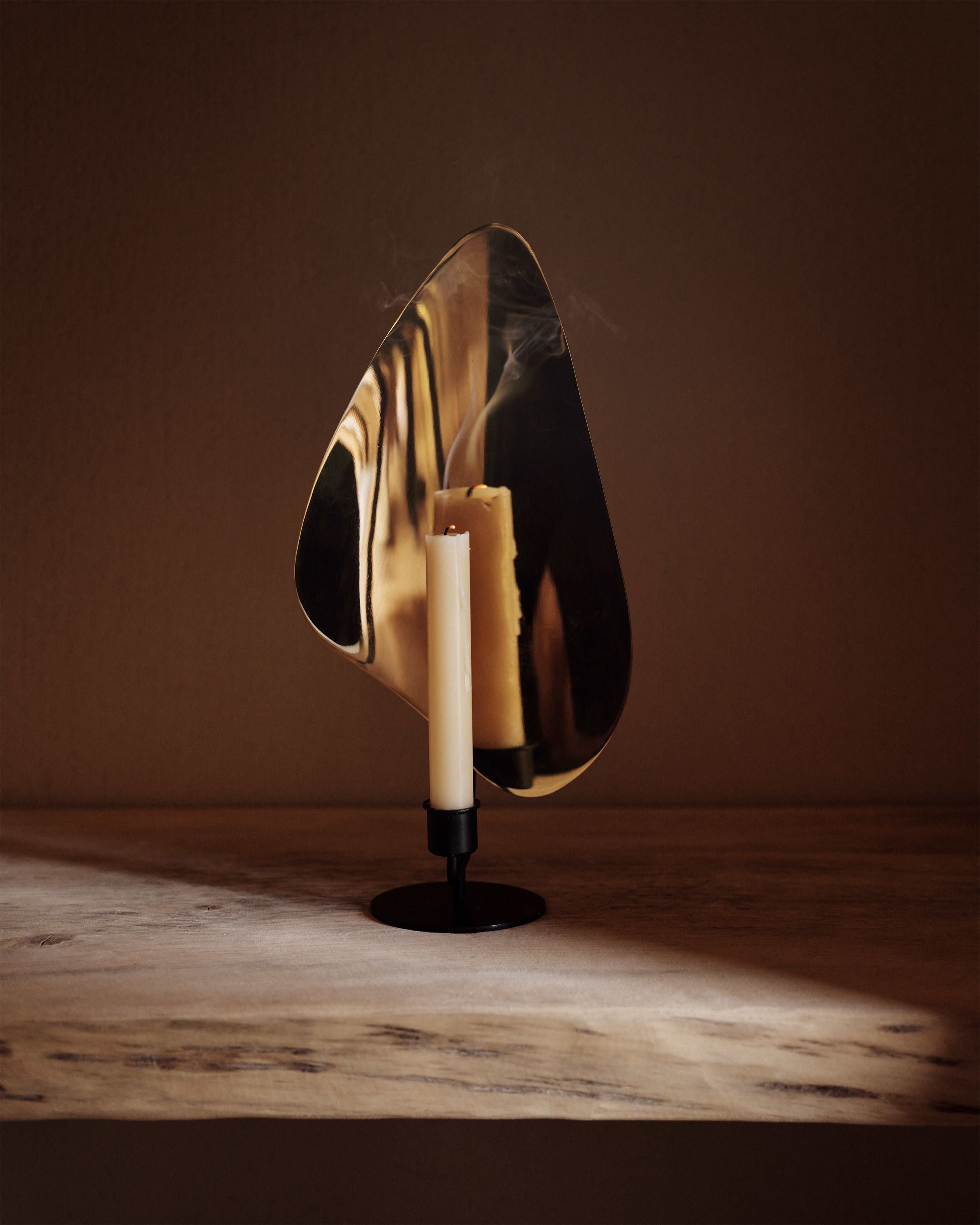 Audo Copenhagen Flambeau stolní svíčka 30 cm, černá/leštěná mosaz