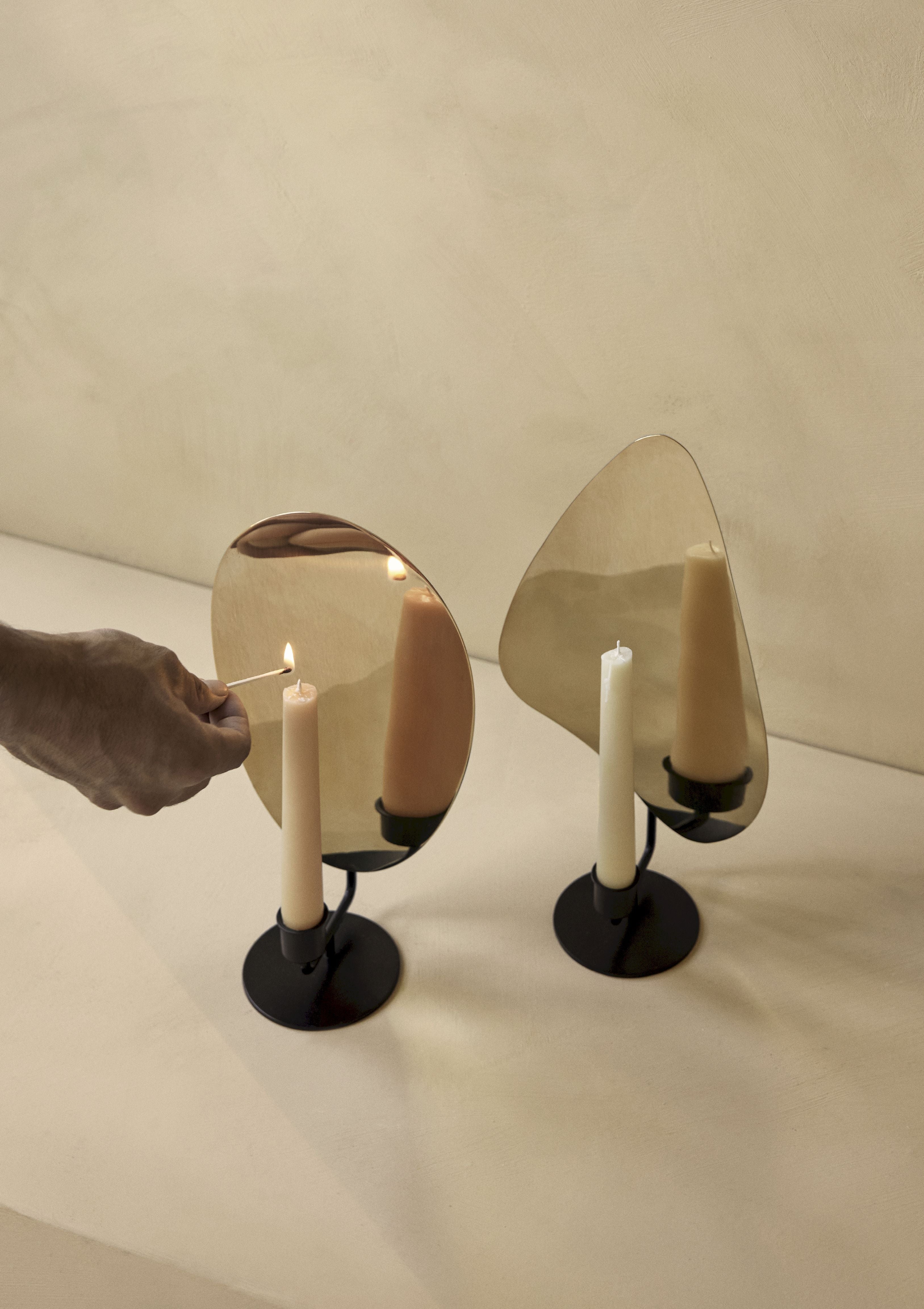 Audo Copenhagen Flambeau stolní svíčka 34 cm, bronzovaná mosaz/šedá