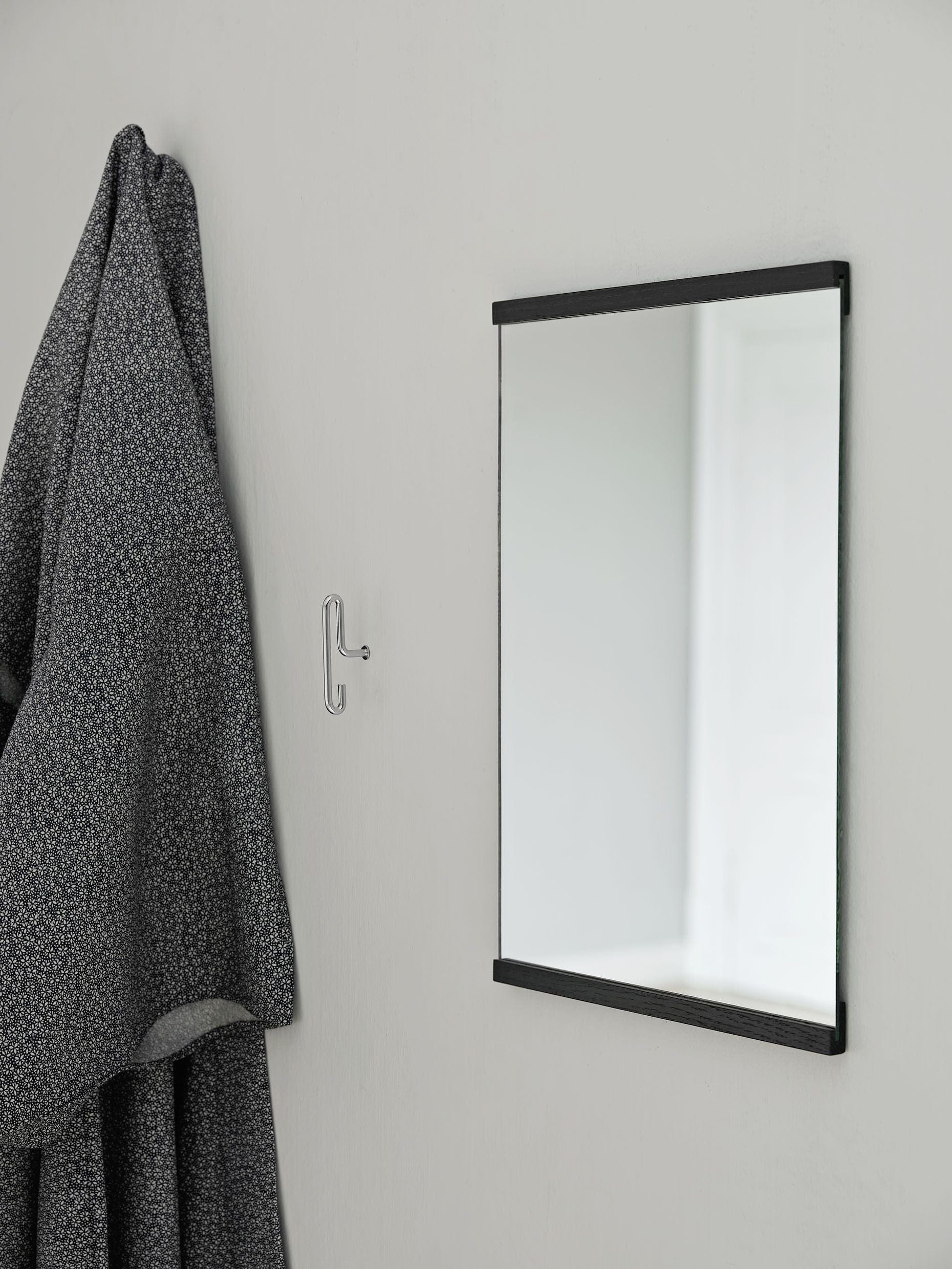 Moebe obdélníkový zrcadlo 43,3x30 cm, černá