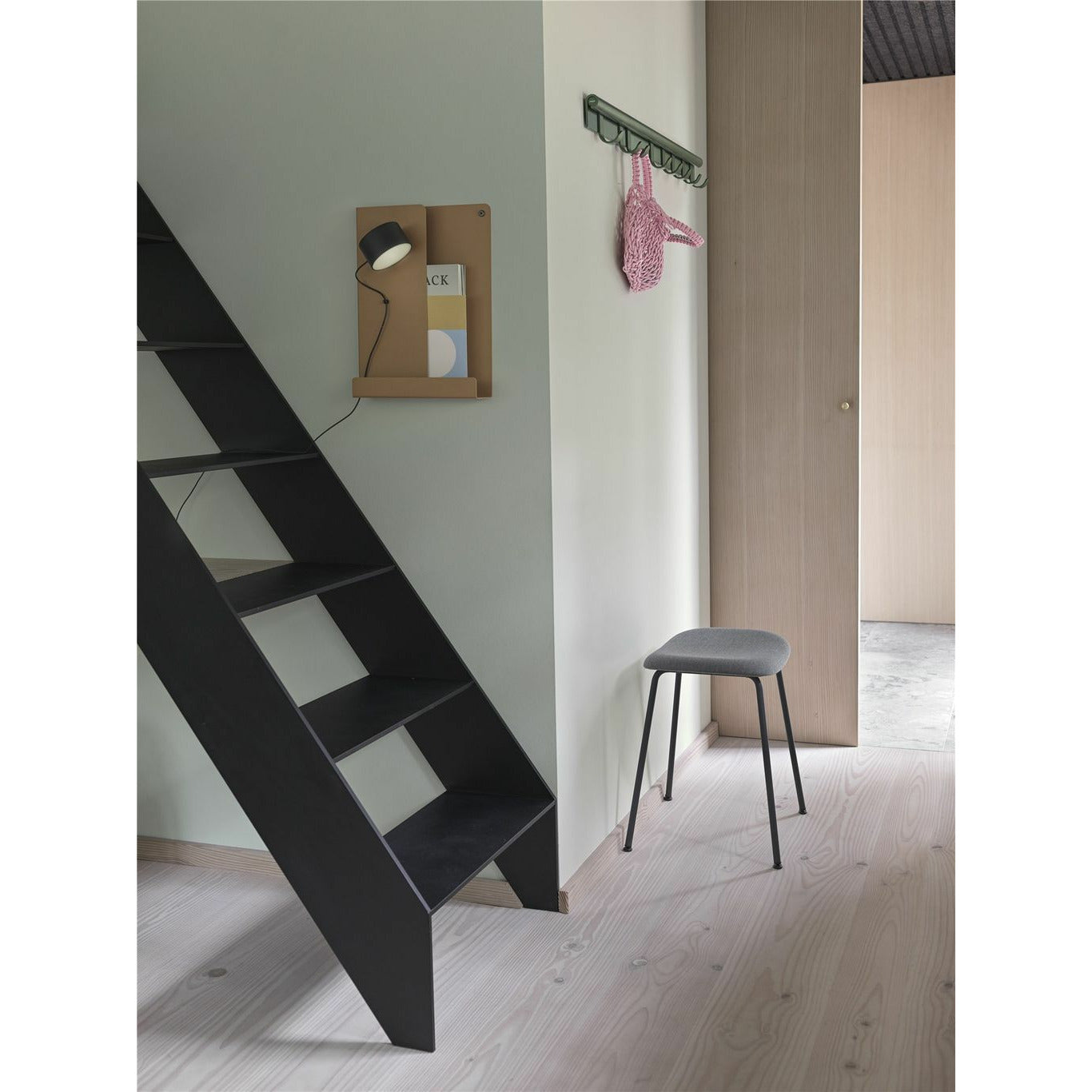 MUUTO COIL CLASS RACK 100 cm, tmavě zelená