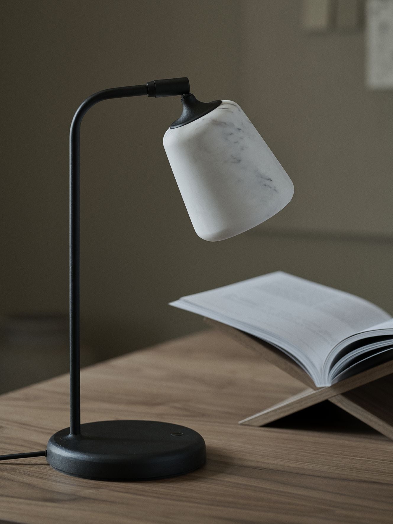 Nová prace v materiálu stolní lampa, bílý mramor